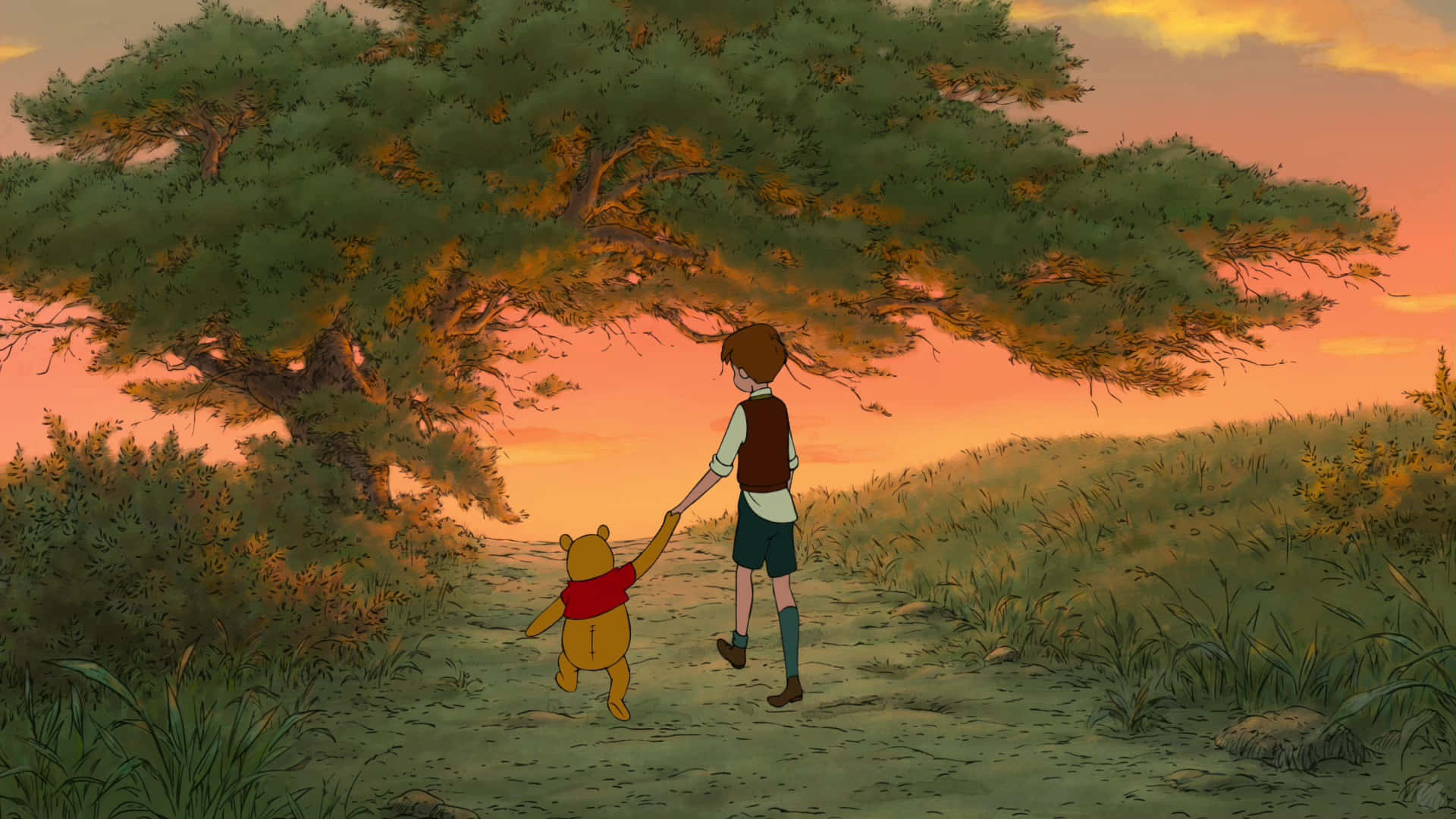 winnie the pooh 桌布 壁紙 — 一個男孩和小熊維尼手牽手在日落時分的草地上，在一棵大樹下散步。