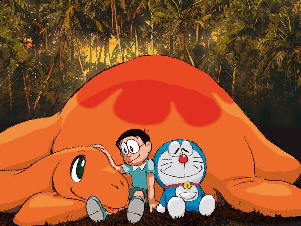 Doraemon 桌布 壁紙 — 一個男孩和藍色機器貓坐在一隻巨大的橙色恐龍旁邊，身處茂密的叢林中，夕陽西下。