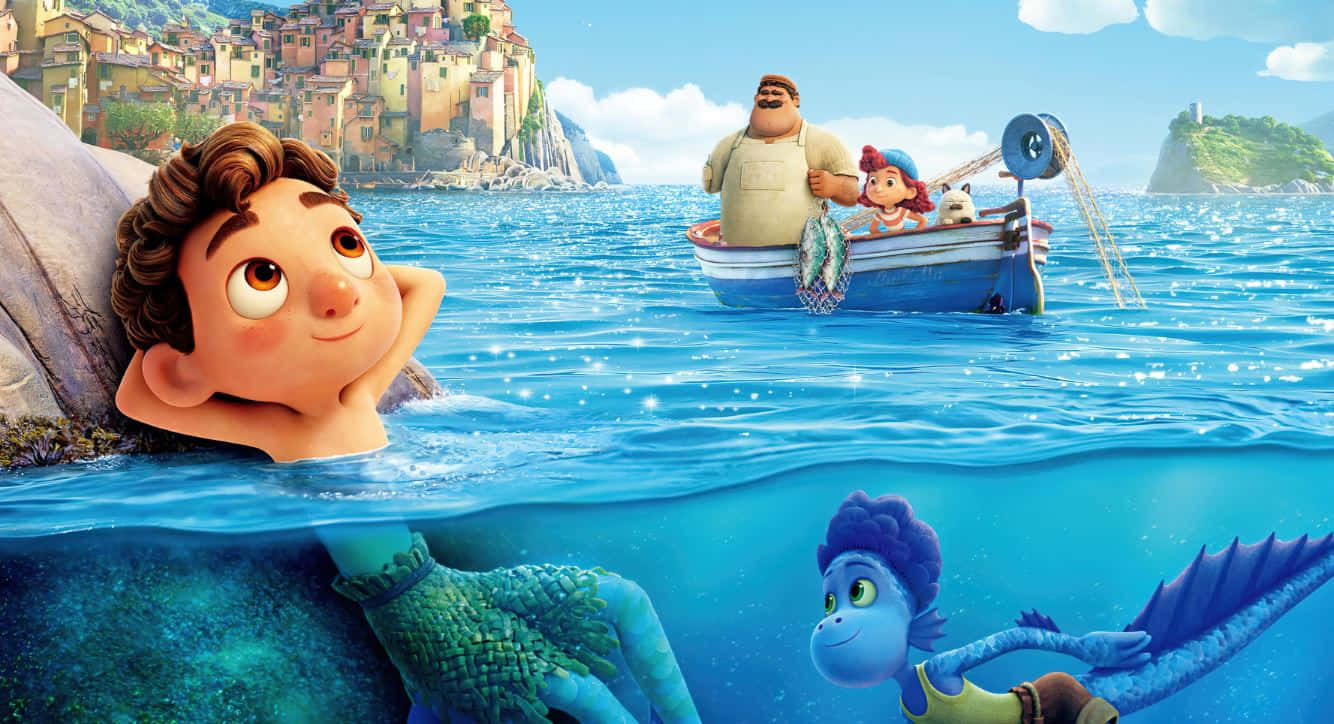 Animation Movies 桌布 壁紙 — 一個男孩在閃閃發光的藍色海水中浮出水面，一條美人魚在下方滑行，一艘載著一名男子和一個女孩的漁船漂浮在懸崖村莊附近。