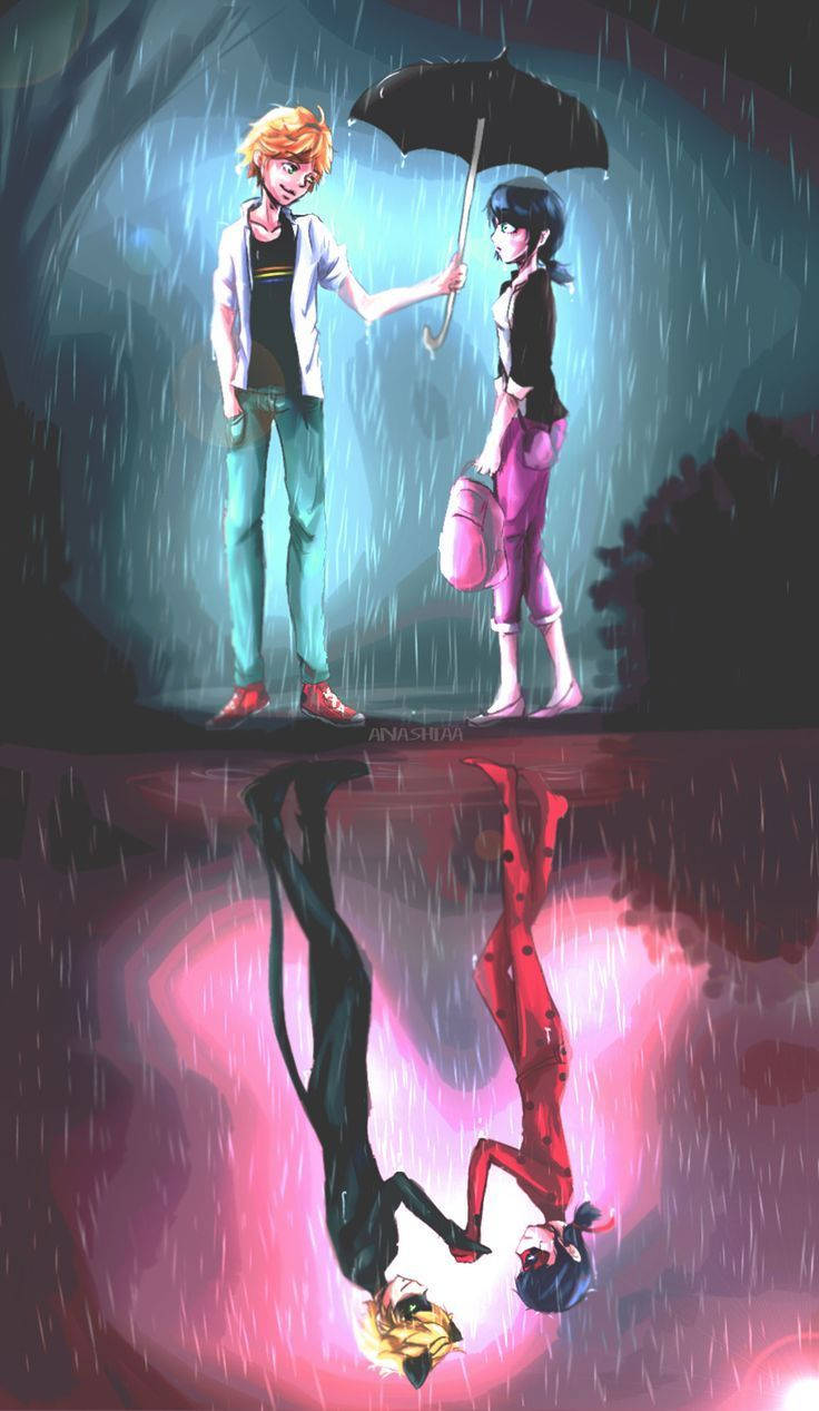 Cartoon 桌布 壁紙 — 一個男孩在雨中為一個女孩撐傘，他們的倒影在下面的水坑中閃爍著粉紅色和黑色。