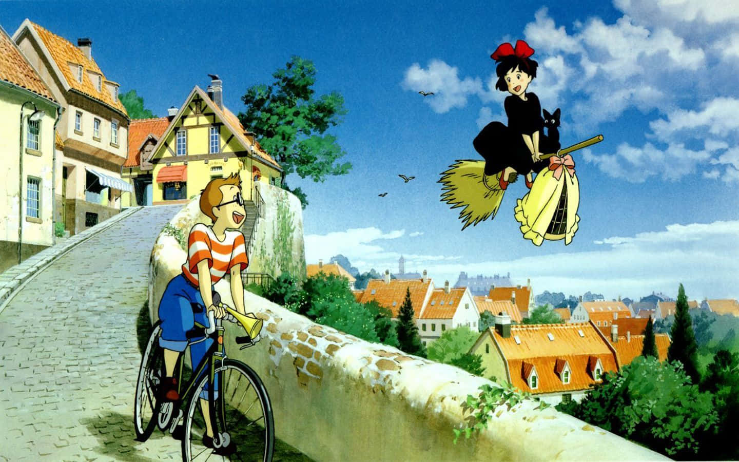 kiki's delivery service 桌布 壁紙 — 一個男孩沿著鵝卵石小徑騎腳踏車，而一個女巫騎著掃帚在明亮藍天下飛越一個古雅的歐洲村莊。