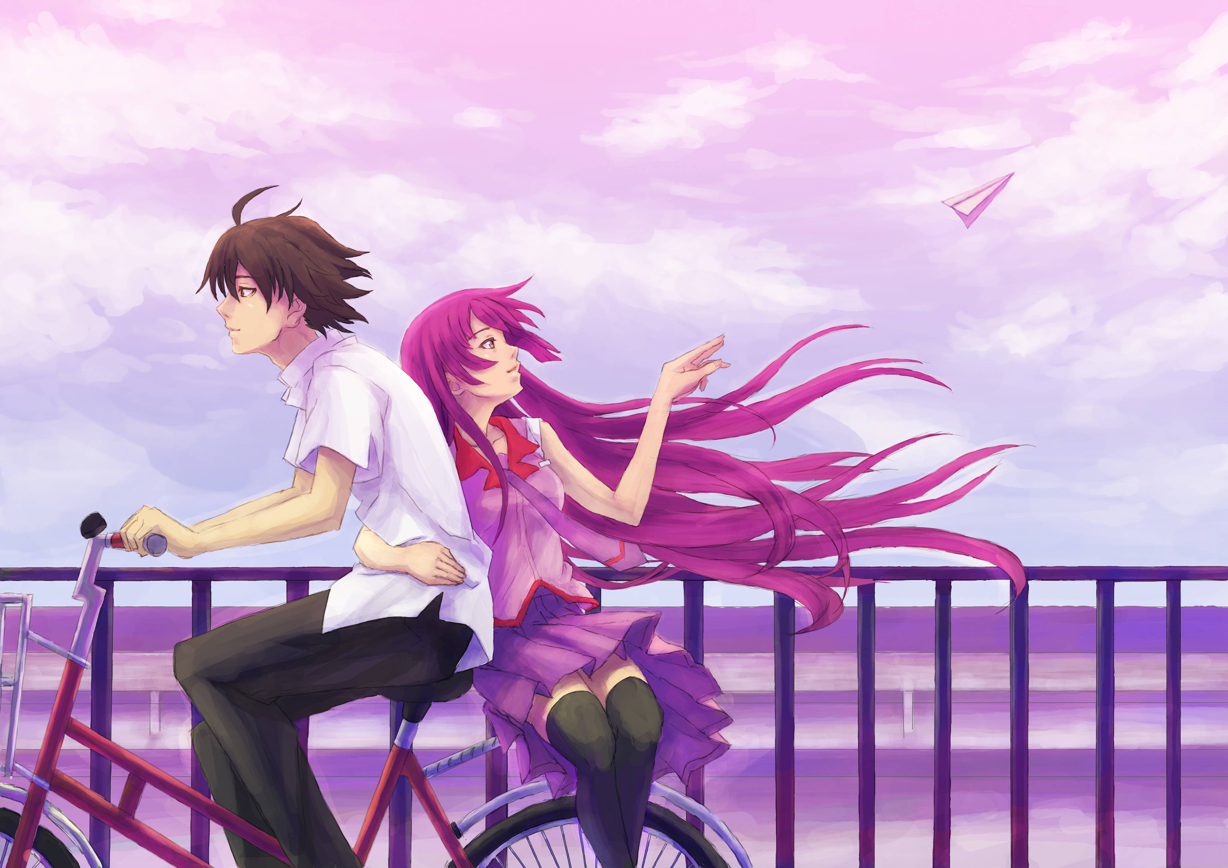 Monogatari 桌布 壁紙 — 一個男孩踩著紅色腳踏車，後面坐著一個穿紫色裙的女孩，她的粉紅色頭髮在粉彩天空下隨風飄揚。