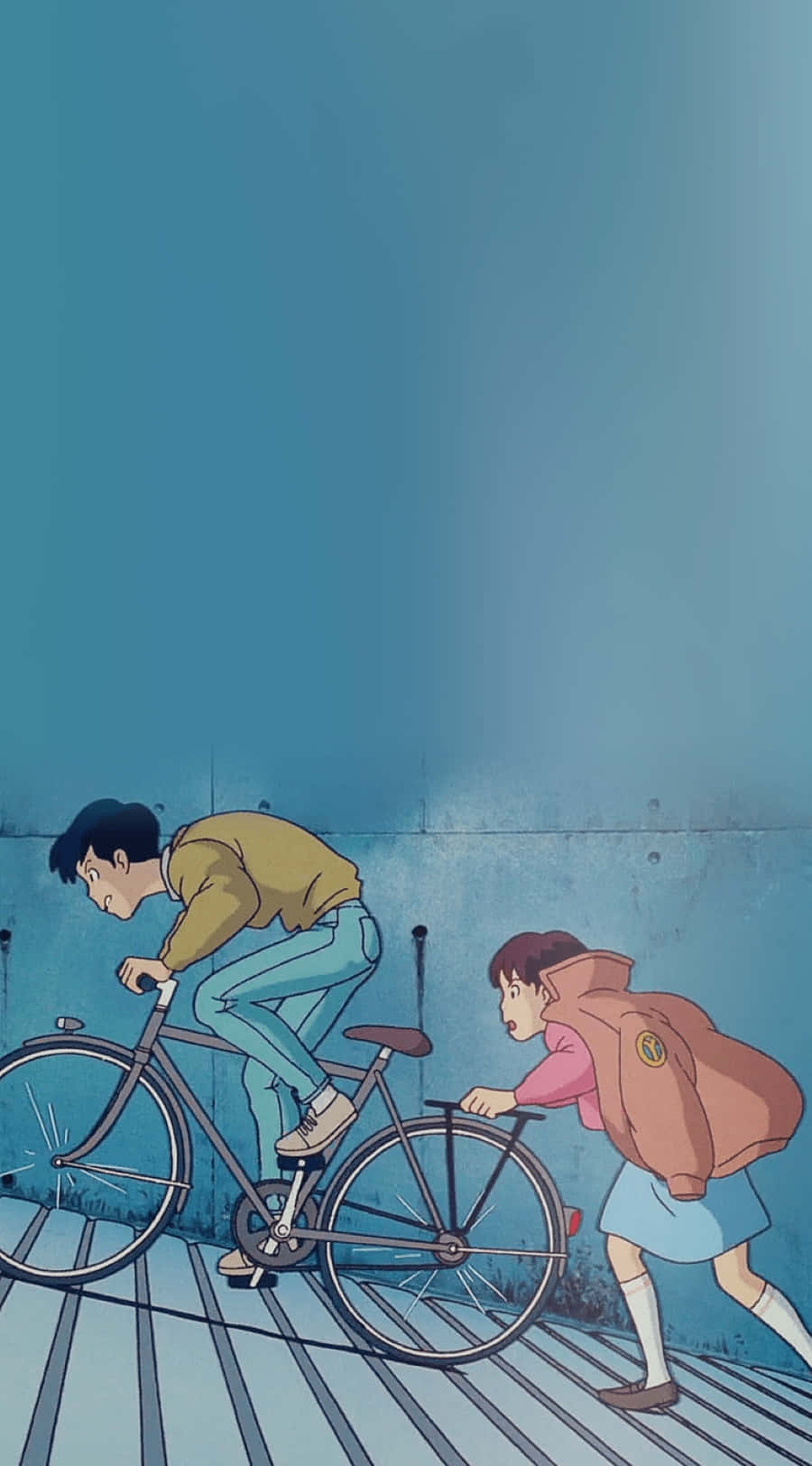 Whisper Of The Heart 桌布 壁紙 — 一個男孩踩著腳踏車，一個女孩在他旁邊跑著推車，沿著藍色木製平台，在廣闊的青綠色天空下。