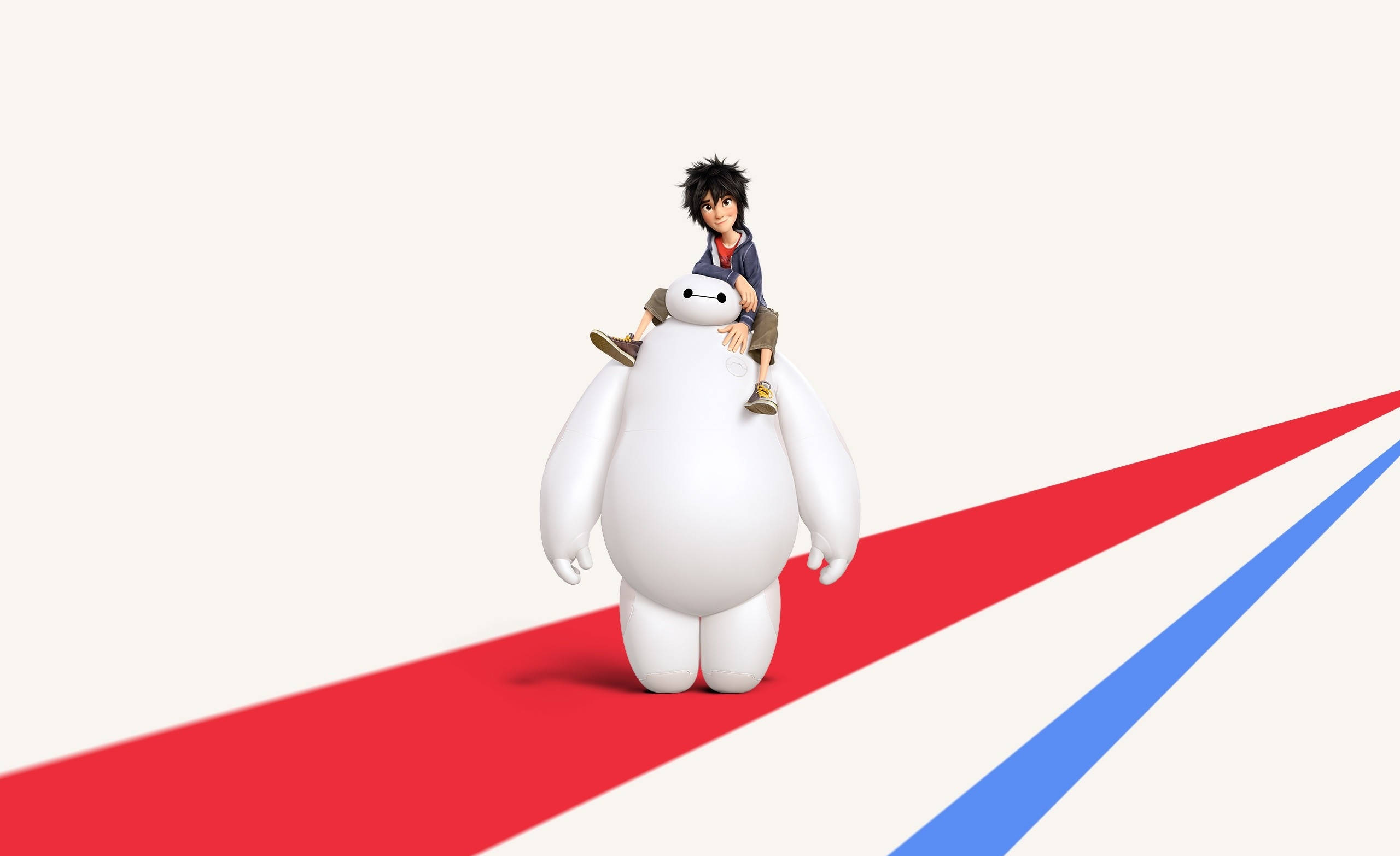 Baymax 桌布 壁紙 — 一個男孩騎著一隻巨大的白色機器人，上面有紅色和藍色的斜紋，背景是純色。