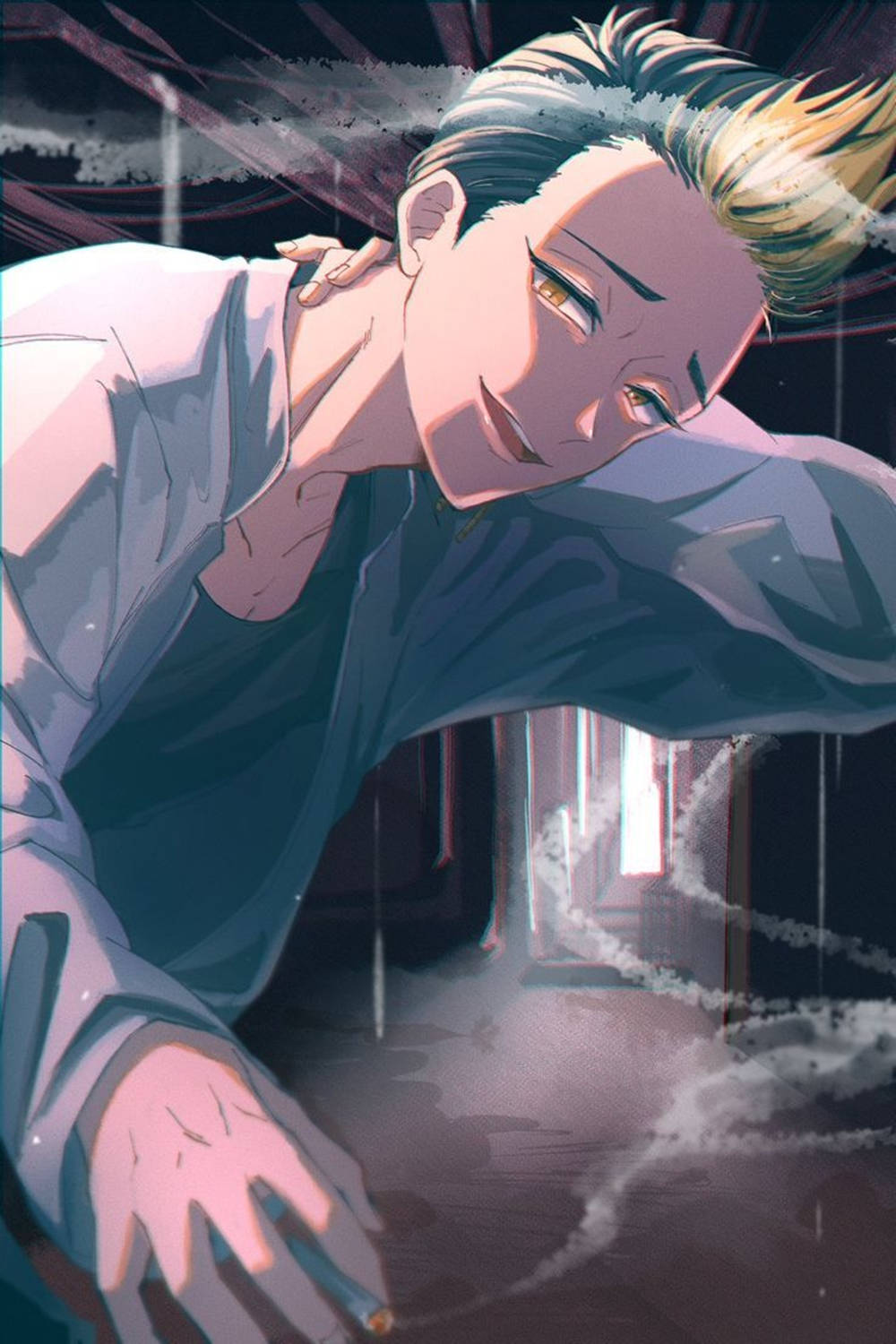 動漫 桌布 壁紙 — 一個留著尖刺金髮的動漫男子在昏暗的房間裡向前傾，手中香煙煙霧繚繞，露出得意的笑容。