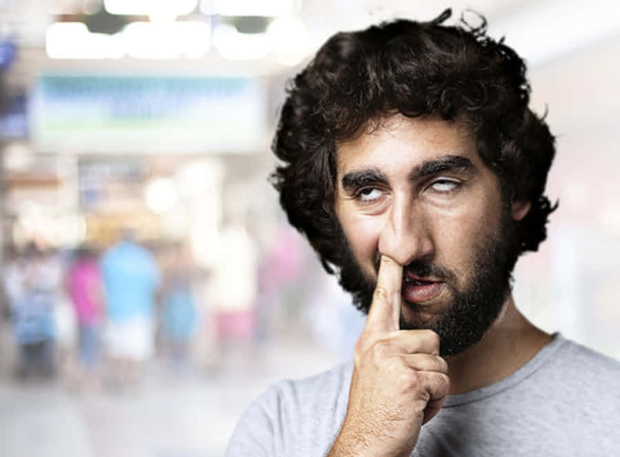 Nose 桌布 壁紙 — 一個留著捲髮和鬍子的男人將手指放在嘴唇上做出「噓」的手勢，同時看向別處。