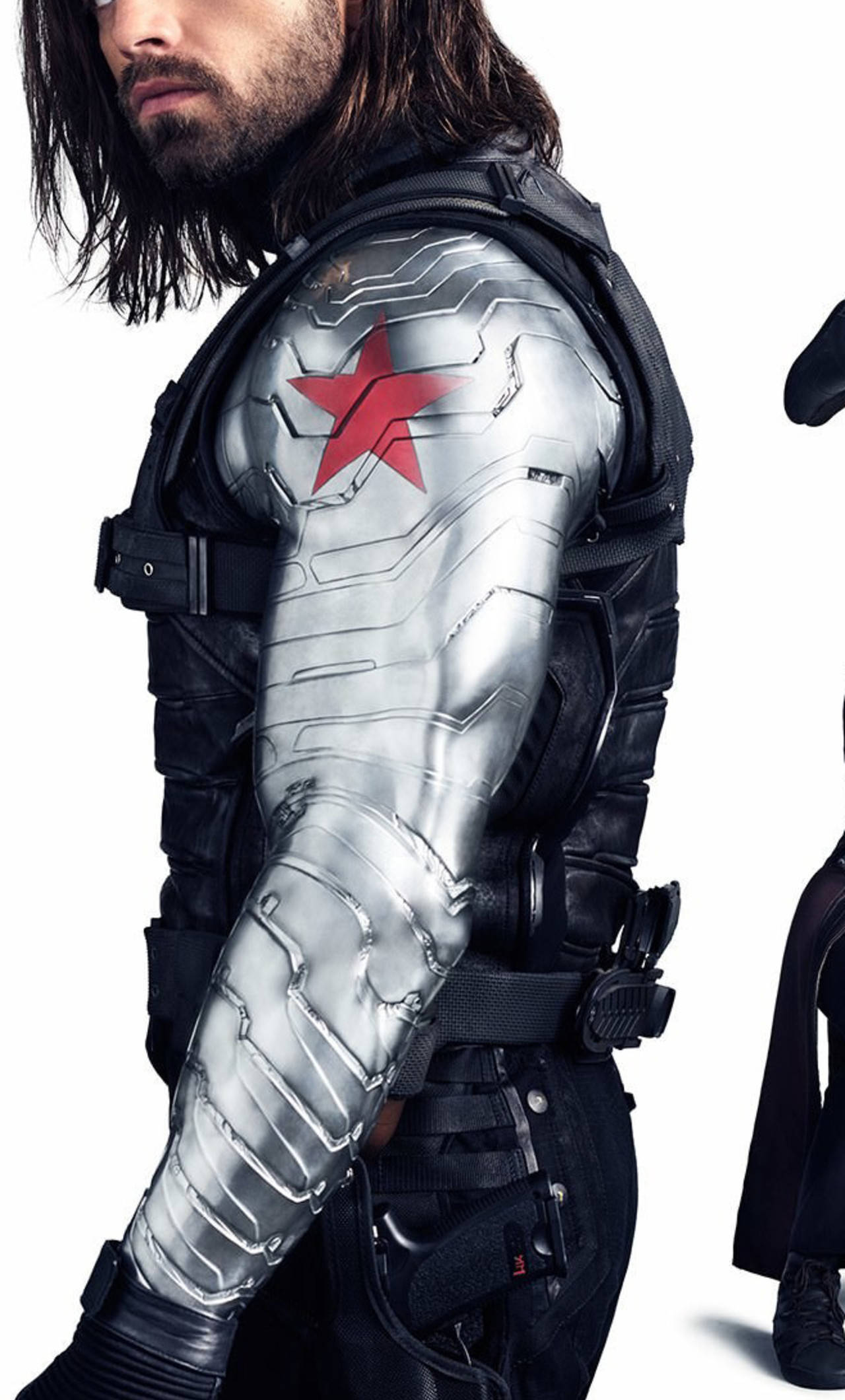 Bucky Barnes 桌布 壁紙 — 一個留著深色長髮和鬍鬚的男人，在純白色背景上穿著帶有紅色星星標誌的詳細銀色裝甲袖。