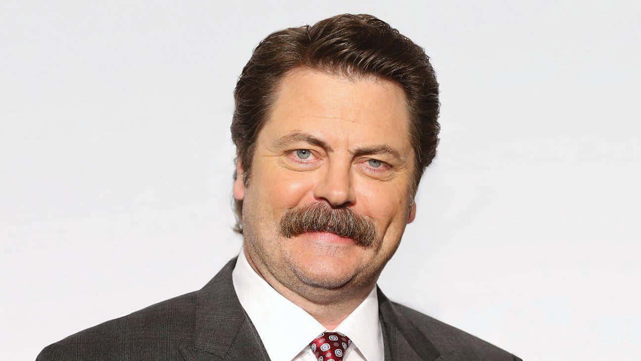 nick offerman 桌布 壁紙 — 一個留著濃密鬍子的男人，穿著西裝和圖案領帶，背景是純白色。