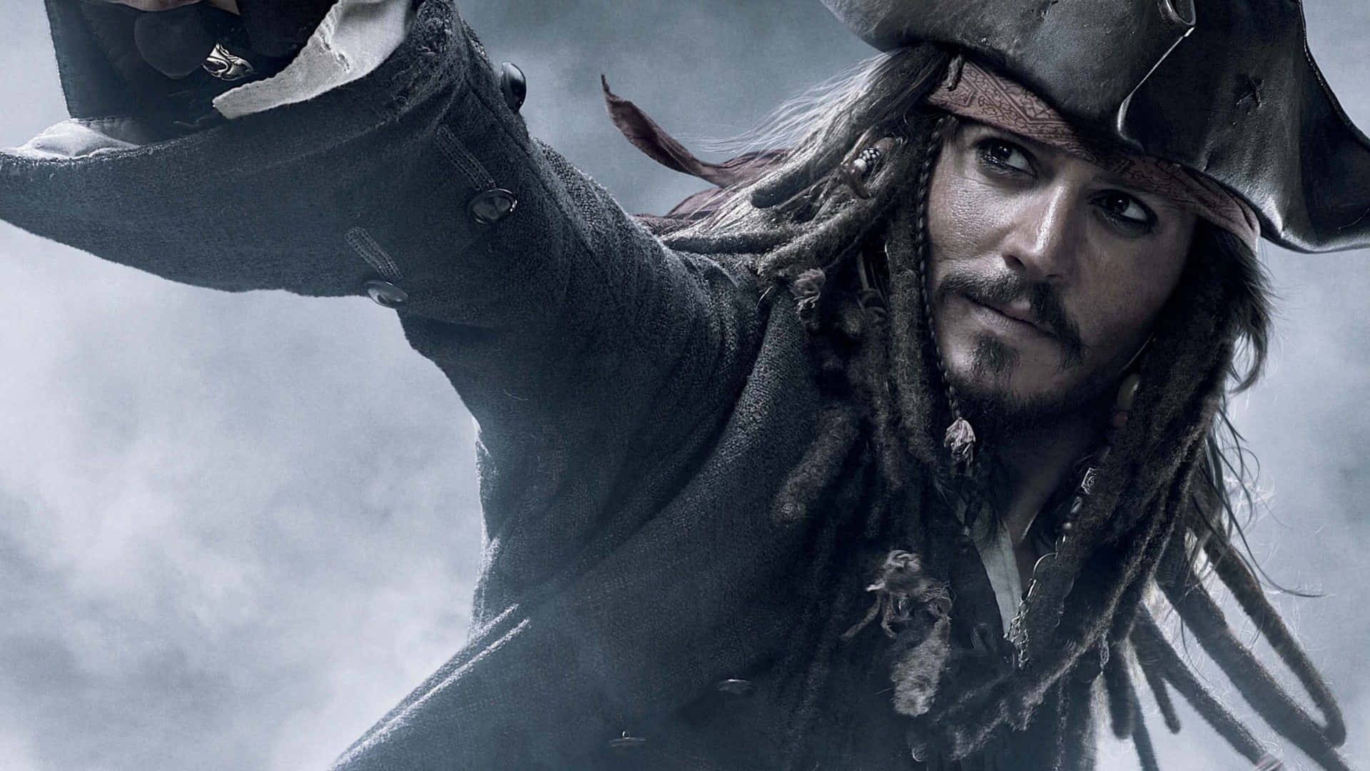 Pirates Of The Caribbean 桌布 壁紙 — 一個留著辮子、戴三角帽的海盜，在煙霧瀰漫的灰色背景前舉起手槍。