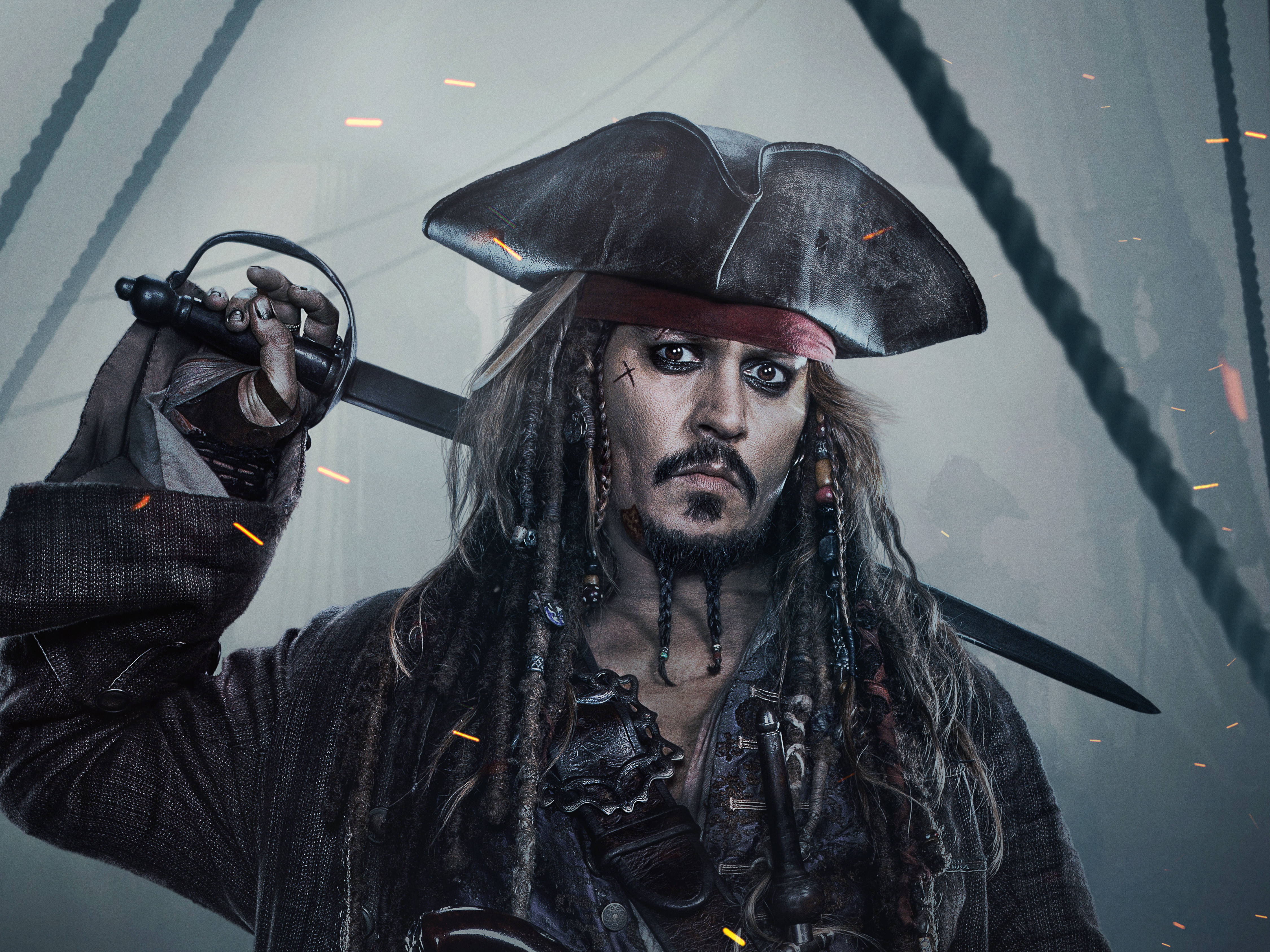 sparrow 桌布 壁紙 — 一個留著辮子、戴三角帽的海盜，在船甲板上揮舞著劍，周圍火花四濺。