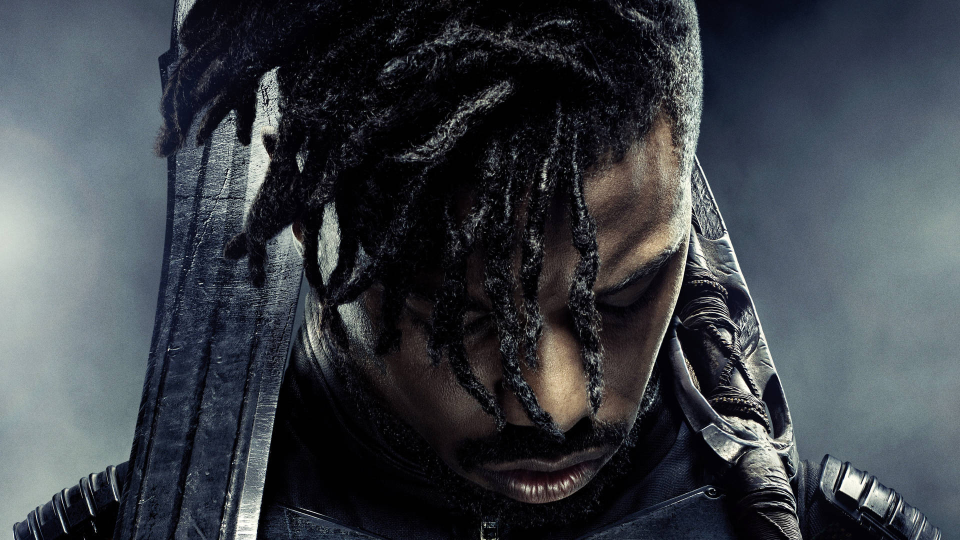 一個留著辮子的深色頭髮戰士，在煙霧環境中低頭握劍。 — Michael B Jordan 壁紙