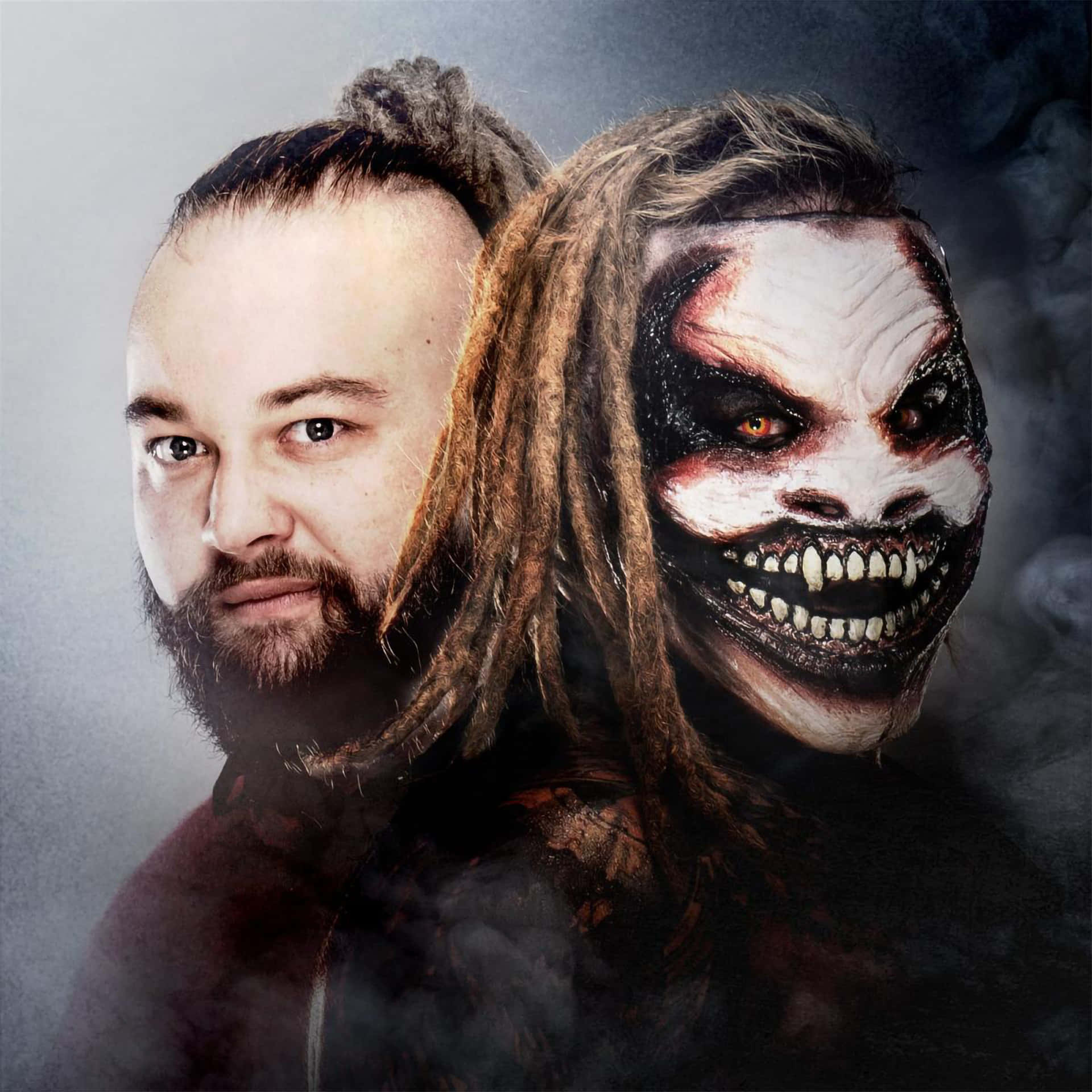 WWE 桌布 壁紙 — 一個留著辮子頭的男人站在他怪誕的惡魔分身旁邊，後者有鋒利的牙齒和發光的眼睛。