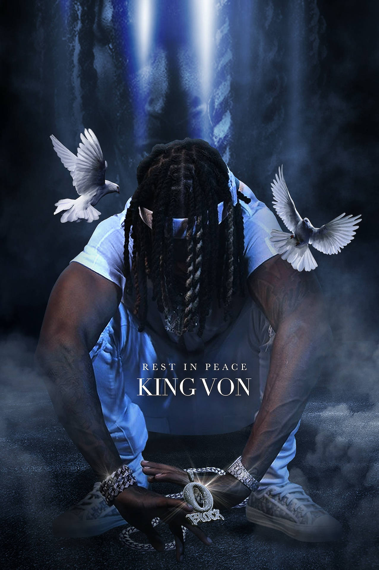 男人跪著，白鴿在身旁飛翔，處於深藍色迷霧的致敬場景。 — King Von 壁紙