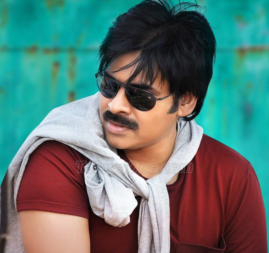 Pawan Kalyan 桌布 壁紙 — 一個留鬍子、戴太陽眼鏡的男人，穿著紅色襯衫和灰色圍巾，背景是青綠色生鏽的牆壁。