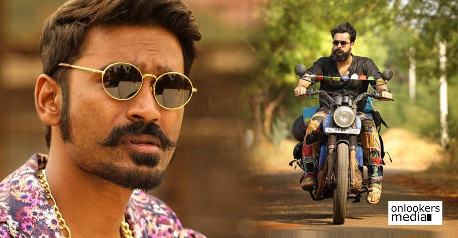 Bollywood HD 桌布 壁紙 — 一個留鬍子、戴金框太陽眼鏡的男人，騎著一輛色彩繽紛的摩托車，行駛在一條林蔭大道上。