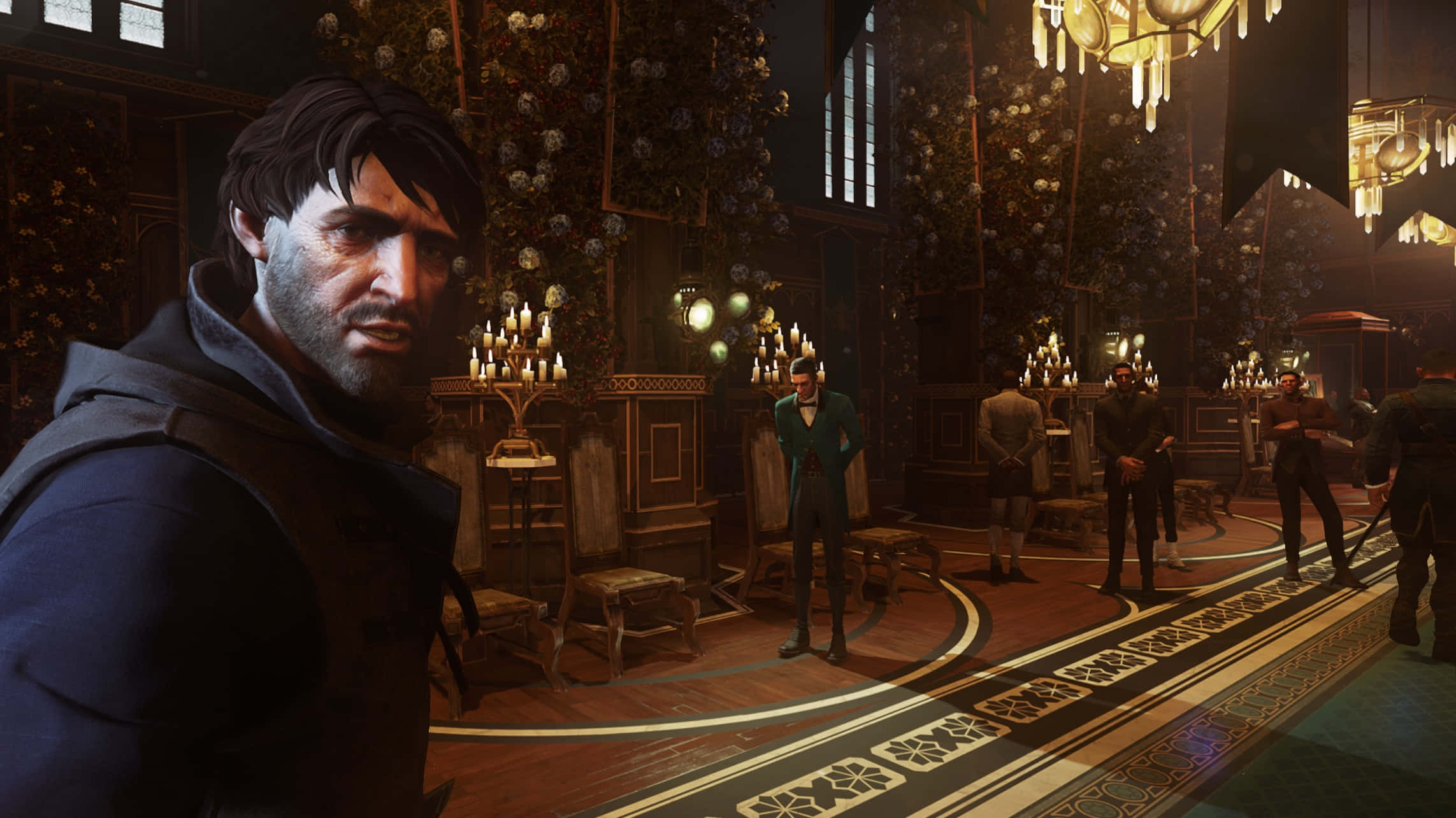 Stealth Games 桌布 壁紙 — 一個留鬍子的男人在燈光昏暗、燭光閃爍的維多利亞風格大廳中凝視，大廳裝飾著花卉佈置和華麗的水晶吊燈。