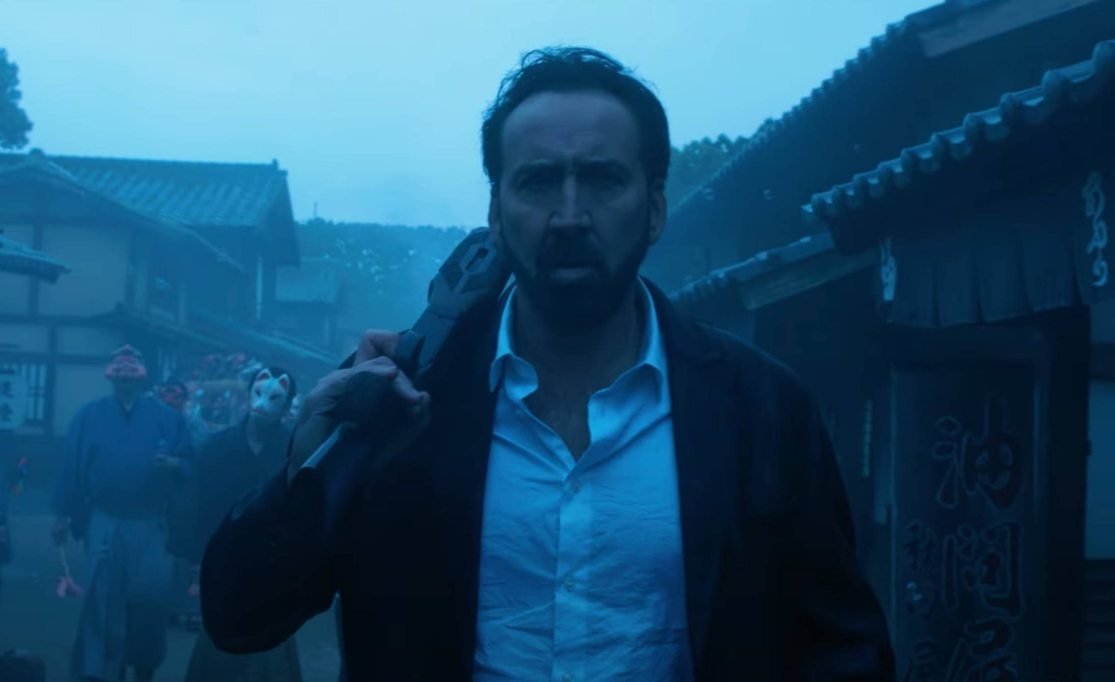 prisoners of the ghostland 桌布 壁紙 — 一個留鬍子的男人在霧氣瀰漫的傳統日本街道上，夜間將槍扛在肩上。