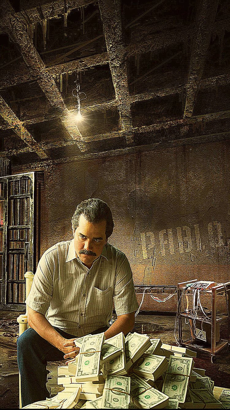 Pablo 桌布 壁紙 — 一個留鬍子的男人坐在破舊的房間裡，周圍堆滿了現金，只有一盞吊燈。