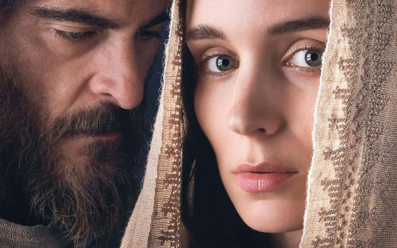 Mary Magdalene 桌布 壁紙 — 一個留鬍子的男人專注地凝視著一個部分被質感布料遮蓋的女人，他們的臉在戲劇性的肖像中靠近。