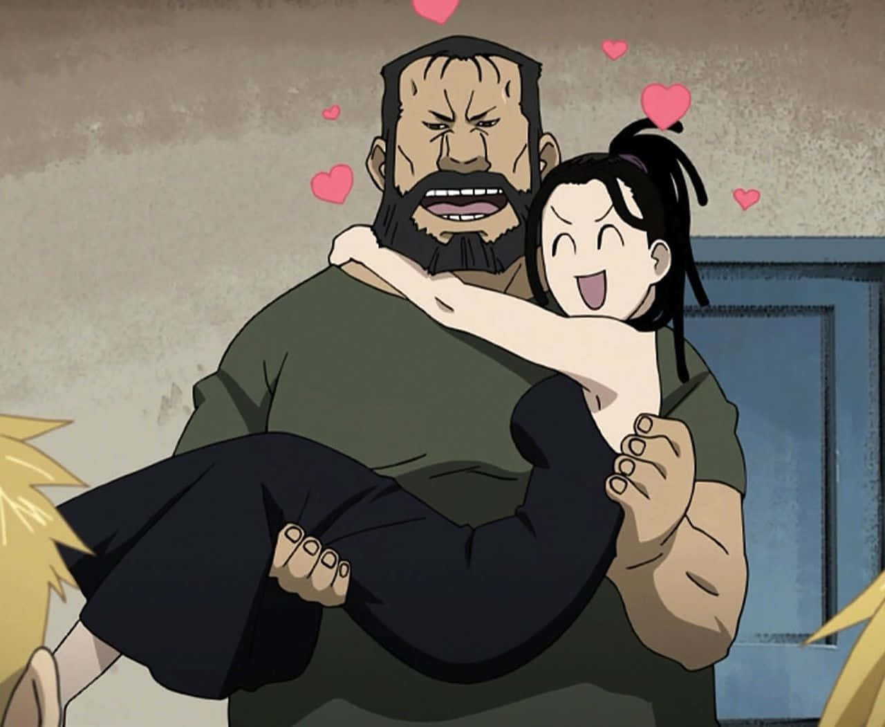 Izumi Curtis 桌布 壁紙 — 一個留鬍子的男人抱著一個大笑的女孩，粉紅色的心形在他們周圍飄浮，構成一個溫暖的動漫場景。
