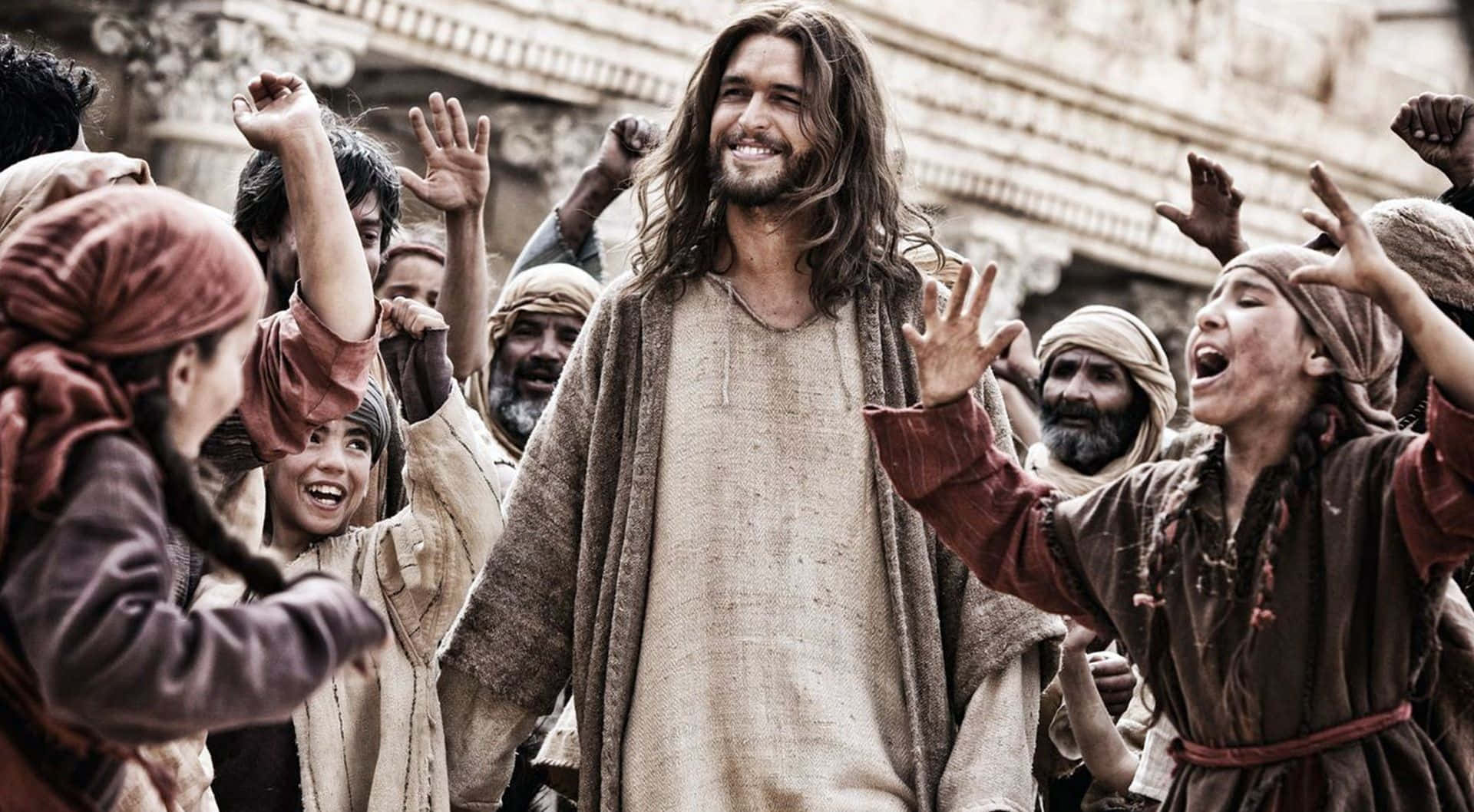 Son Of God 桌布 壁紙 — 一個留鬍子的男人穿著束腰外衣，走過一群舉手歡呼的喜悅人群。