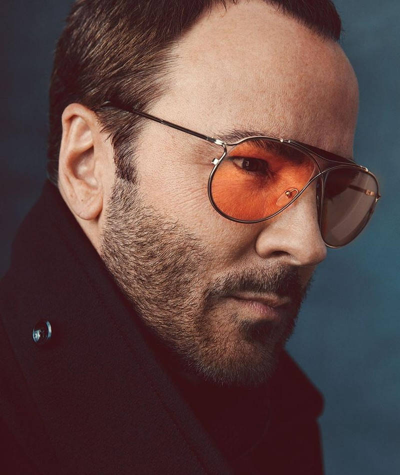 Sunglasses 桌布 壁紙 — 一個留鬍渣的男人戴著橙色鏡片的飛行員太陽眼鏡，背景是深藍色攝影棚。