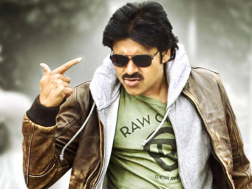 Pawan Kalyan 桌布 壁紙 — 一個留鬍鬚、戴太陽眼鏡的男人，穿著皮夾克和連帽衫，自信地指向前面。