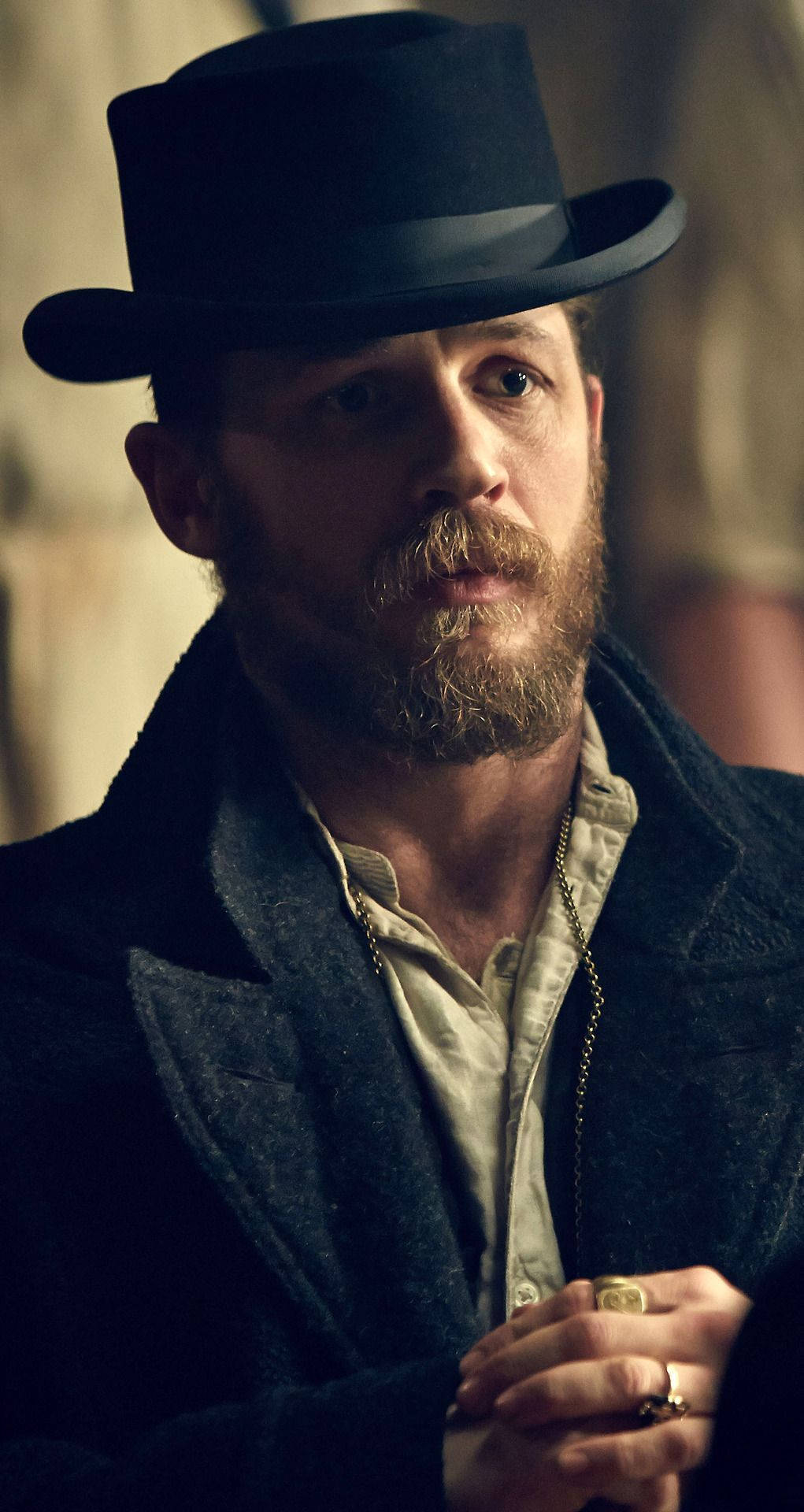 留鬍鬚戴高帽的男人，穿深色外套，表情嚴肅 — Peaky Blinders 壁紙