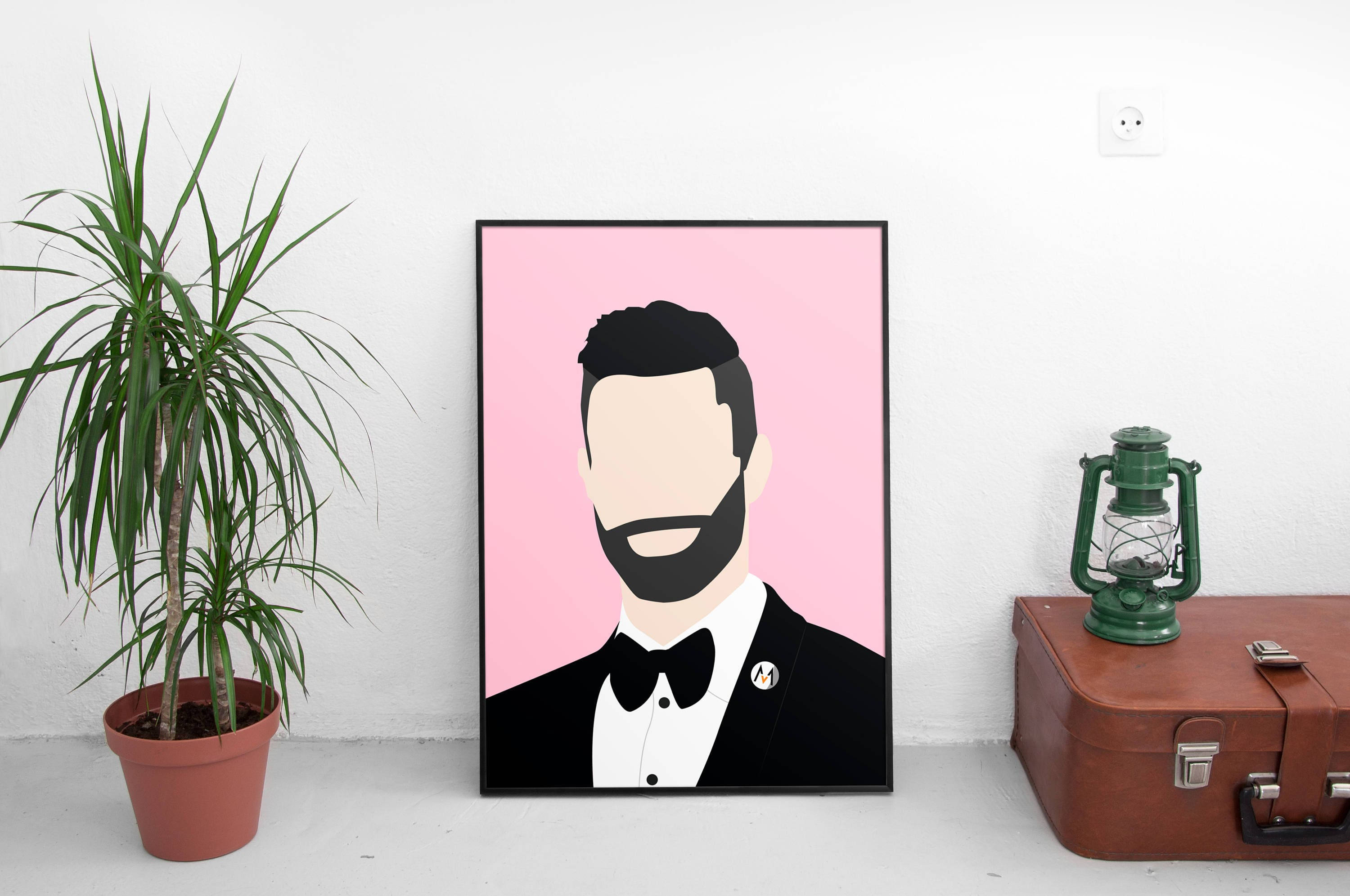 Adam Levine 桌布 壁紙 — 一個留鬍鬚、身穿燕尾服的男士的極簡插畫肖像，靠在一面白色牆壁上，旁邊有一盆盆栽和一個復古行李箱。