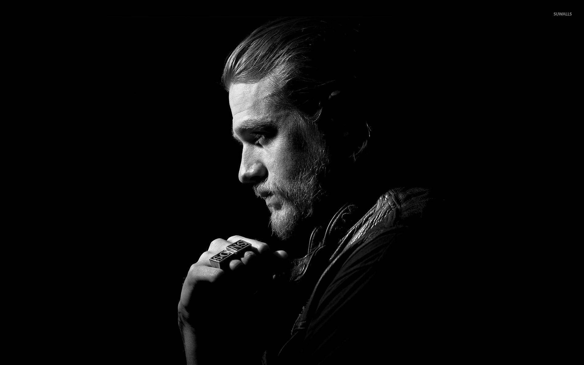 Sons Of Anarchy 桌布 壁紙 — 一個留鬍鬚、身穿皮夾克的男人，在戲劇性的黑白燈光下拿著一支香菸。
