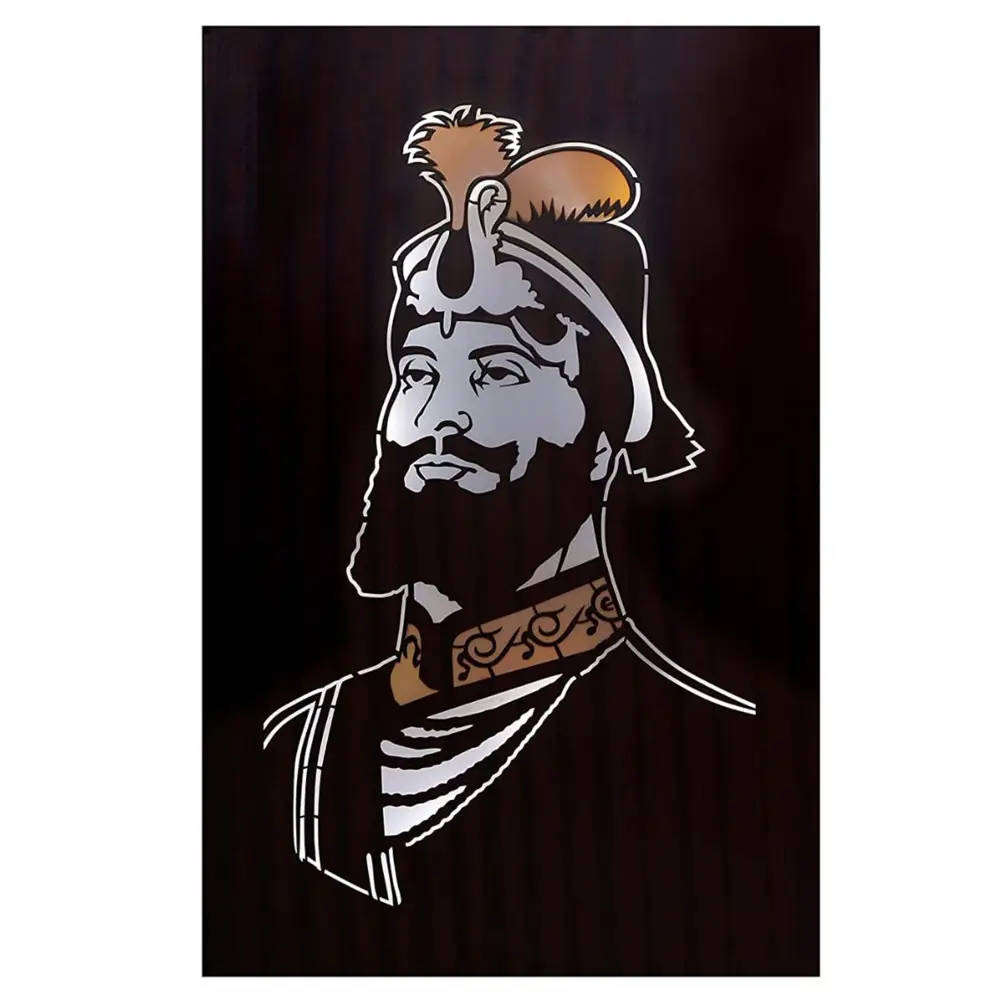 Guru Gobind Singh Ji 桌布 壁紙 — 一個留鬍鬚的男人，戴著華麗頭飾，以深色木質背景襯托的風格化金屬剪影。
