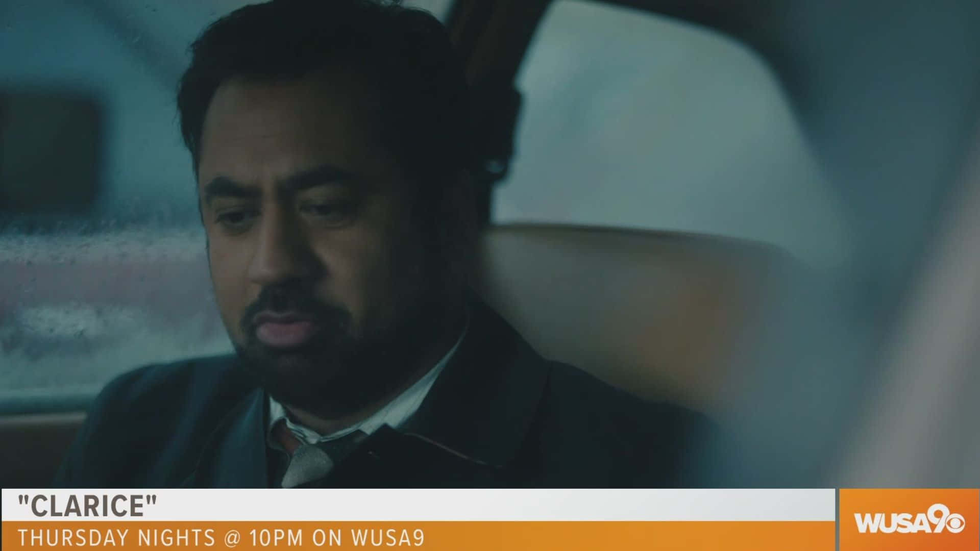 Kal Penn 桌布 壁紙 — 一個留鬍鬚的男人坐在車裡，若有所思，雨水在他身後的車窗上流淌。
