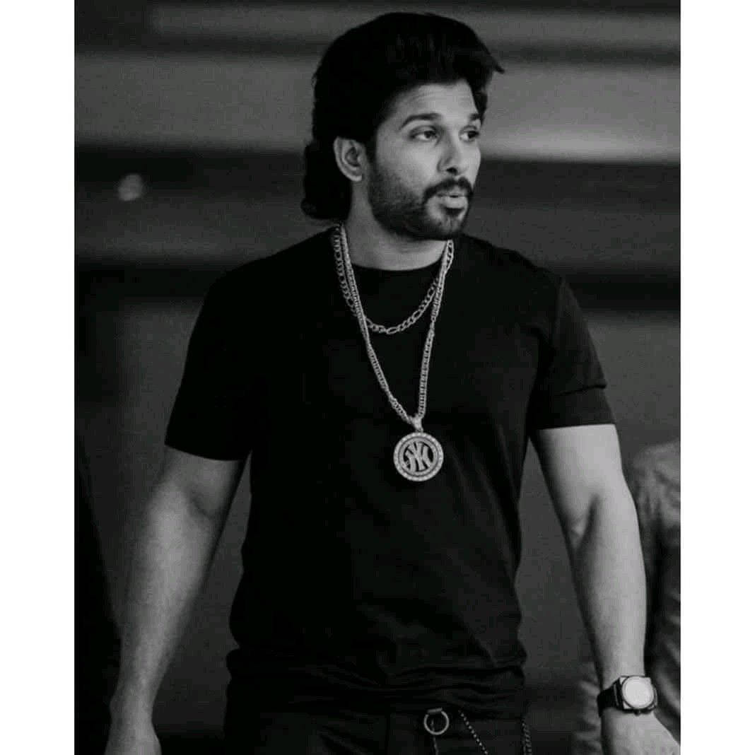 Allu Arjun 桌布 壁紙 — 一個留鬍鬚的男人的黑白肖像，他穿著黑色T恤和帶有圓形吊墜的多層鏈條。