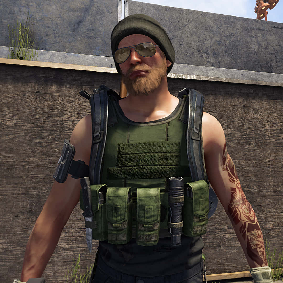 Xbox 桌布 壁紙 — 一個留鬍鬚的男人穿著戰術裝備和太陽眼鏡，在明亮的日光下自信地靠著風化的木柵欄站立。