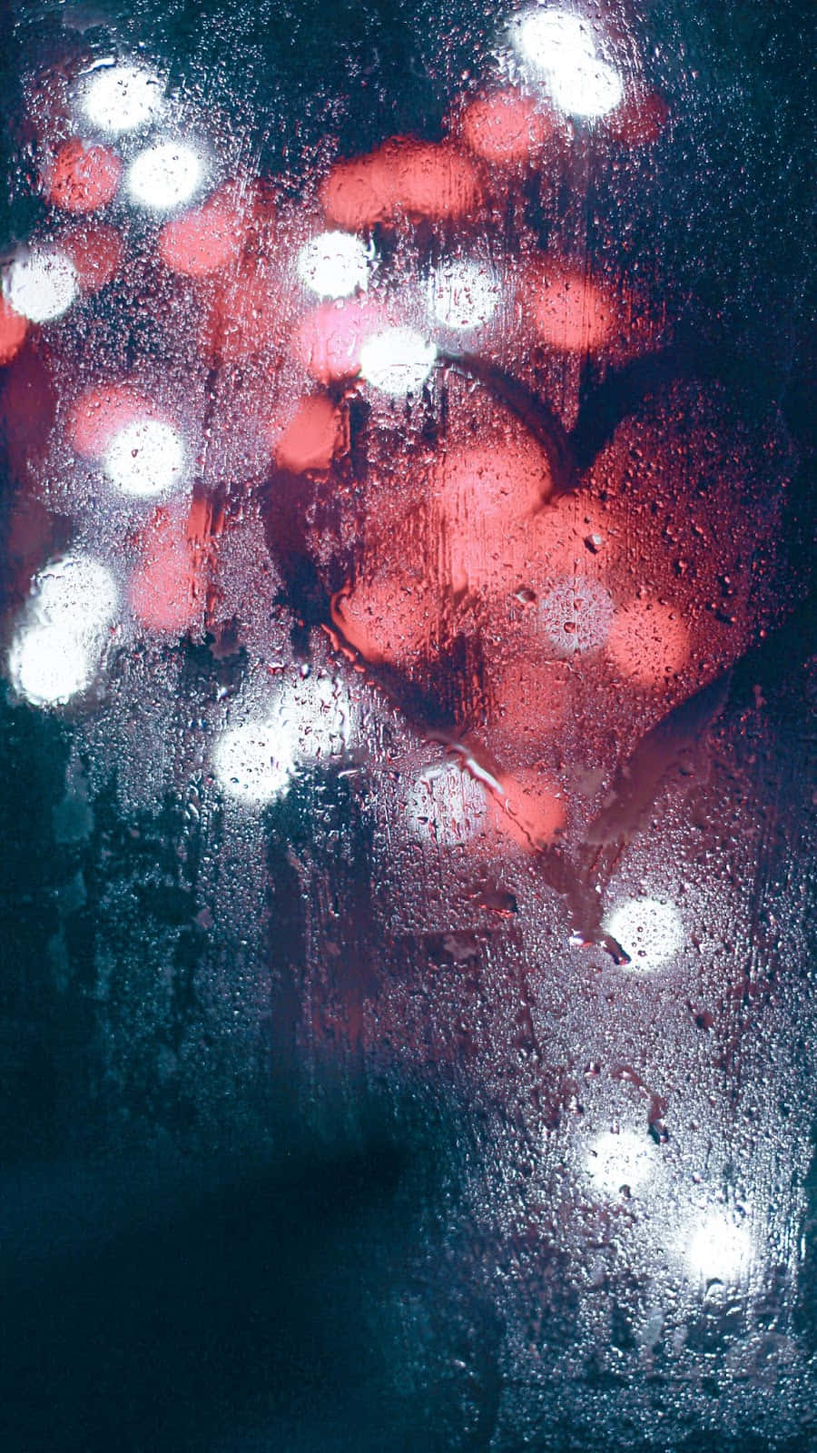 Heart Shape 桌布 壁紙 — 一個畫在濺滿雨水的窗戶上的心形，背後有模糊的紅色和白色燈光閃爍。