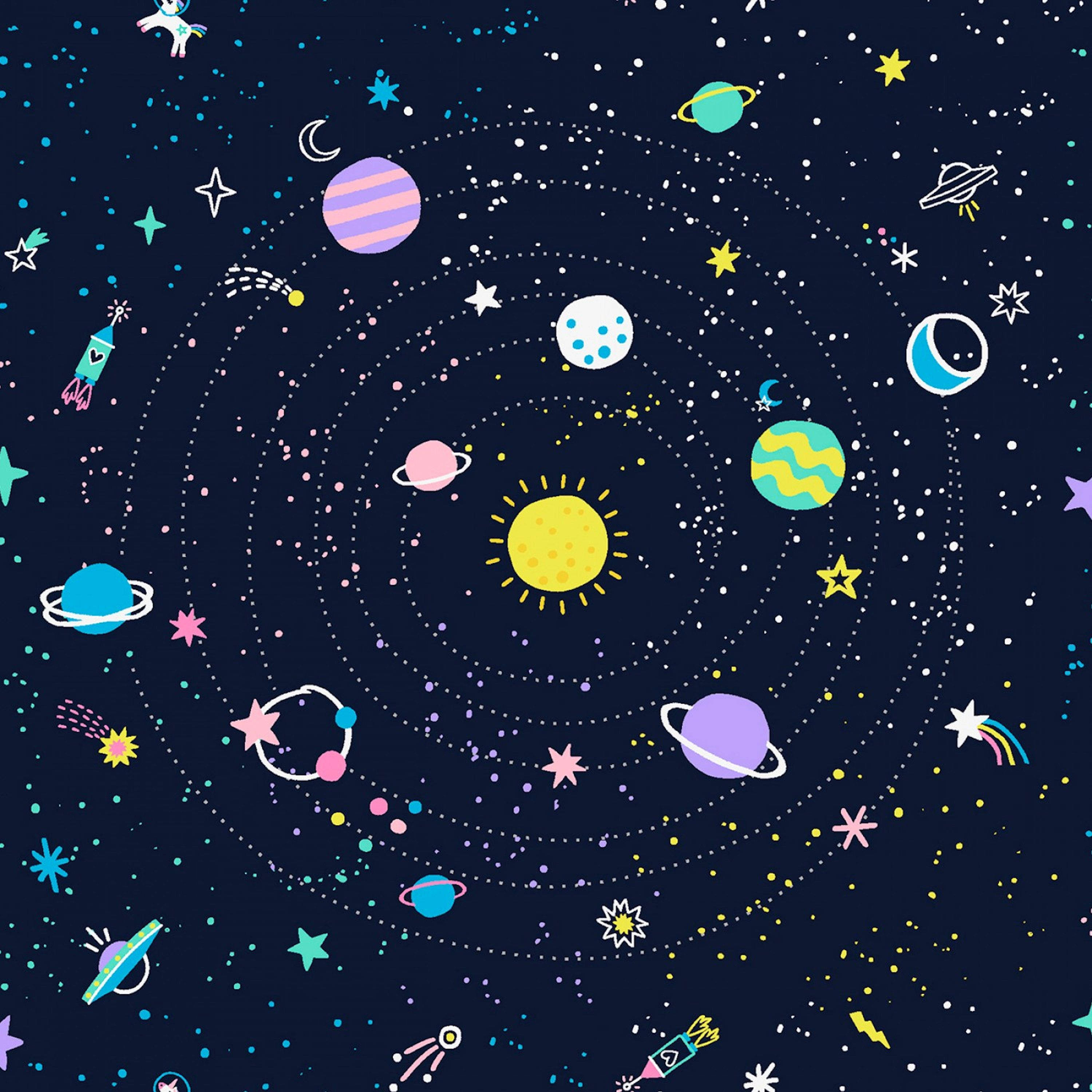 外太空 桌布 壁紙 — 一個異想天開的卡通太陽系，色彩繽紛的行星、火箭和星星圍繞著明亮的太陽，背景為深藍色。