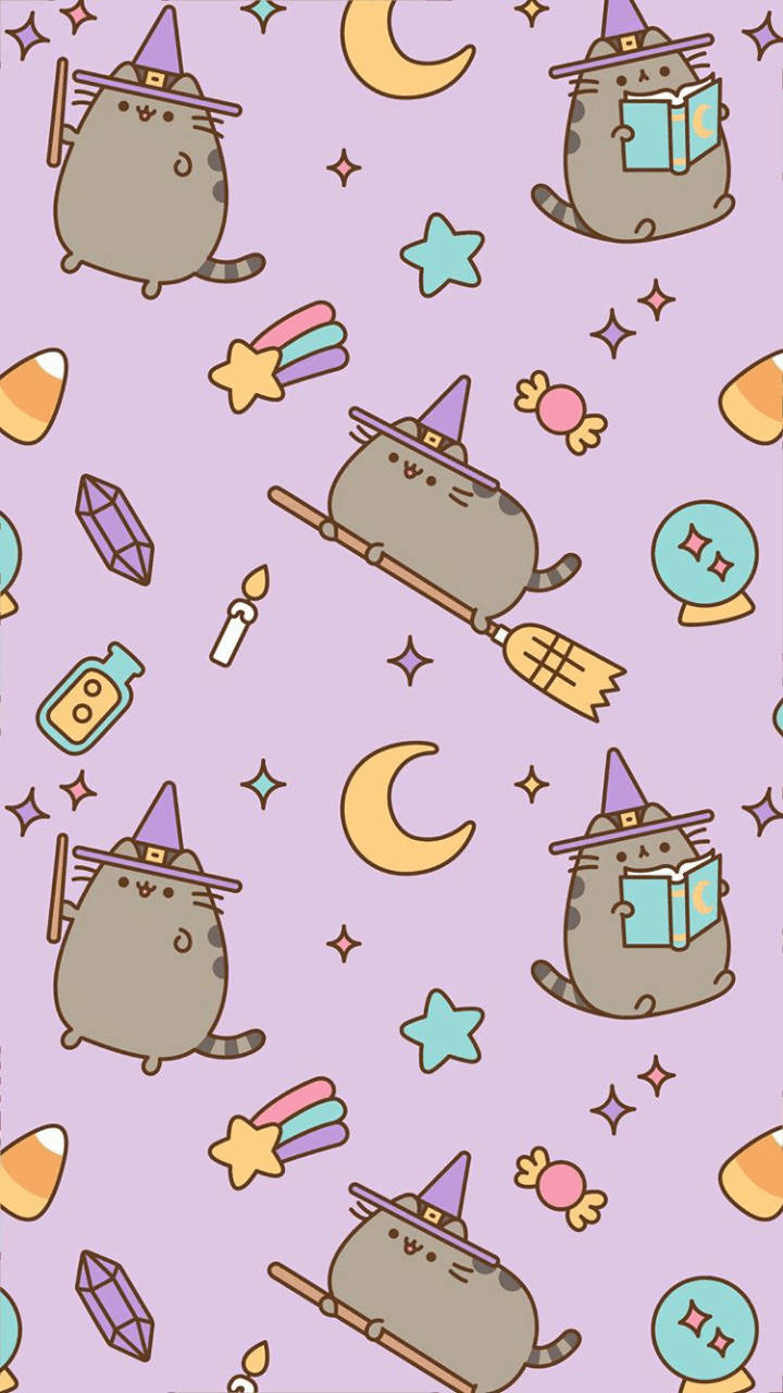 Kawaii iPhone 桌布 壁紙 — 一個異想天開的圖案，Pusheen 貓咪打扮成女巫騎著掃帚飛翔，周圍有糖果玉米星星和彎月，背景為薰衣草色。