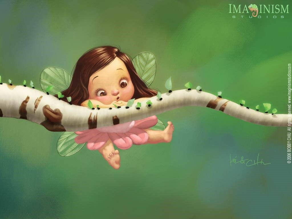 Cool Cute 桌布 壁紙 — 一個異想天開的插畫仙子，擁有葉子翅膀和粉紅色裙子，在柔和的綠色背景上從樺樹枝後探出頭來。