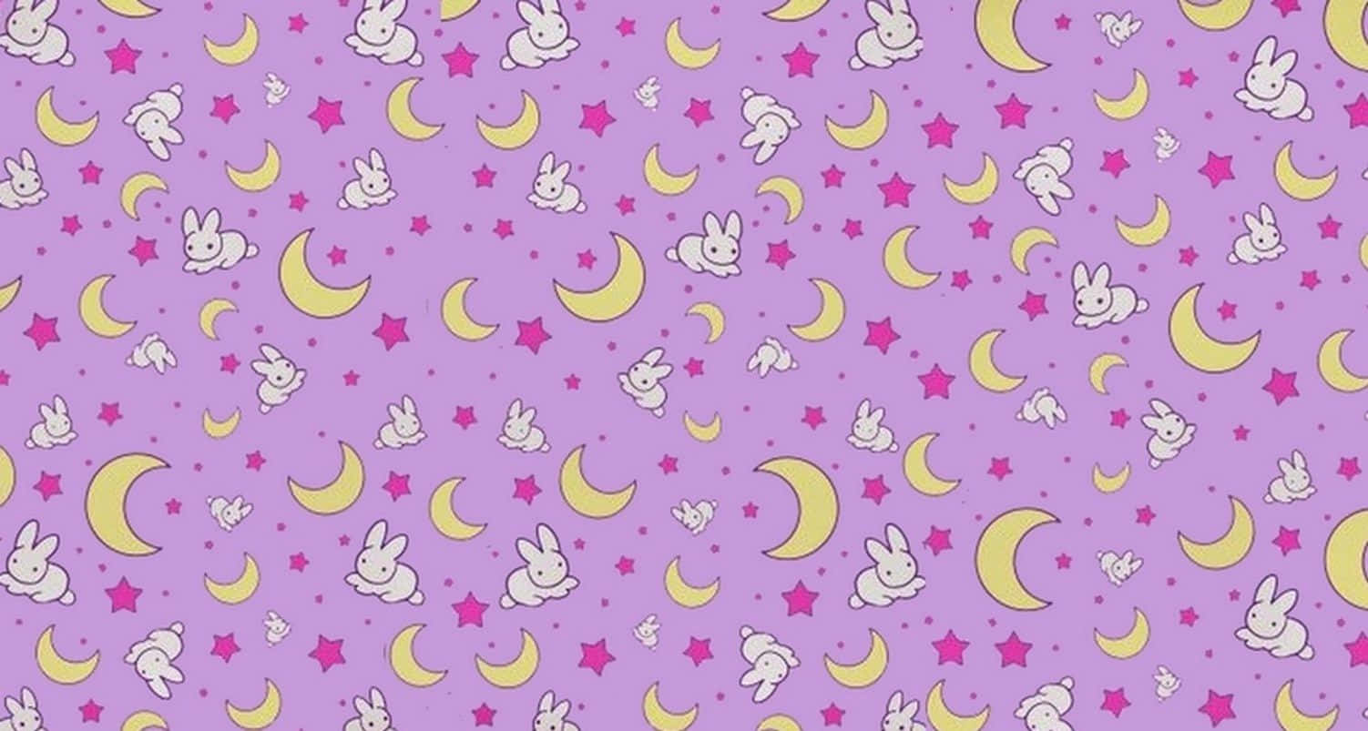 Sailor Moon Pattern 桌布 壁紙 — 一個異想天開的紫色壁紙圖案，表面散落著可愛的白兔、黃色新月和粉紅星星。