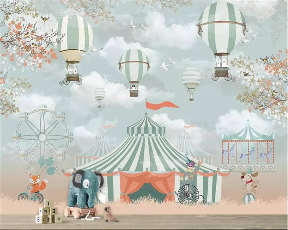 Playground 桌布 壁紙 — 一個異想天開的馬戲團場景，有條紋帳篷、熱氣球和頑皮的動物，在陰天天空下。