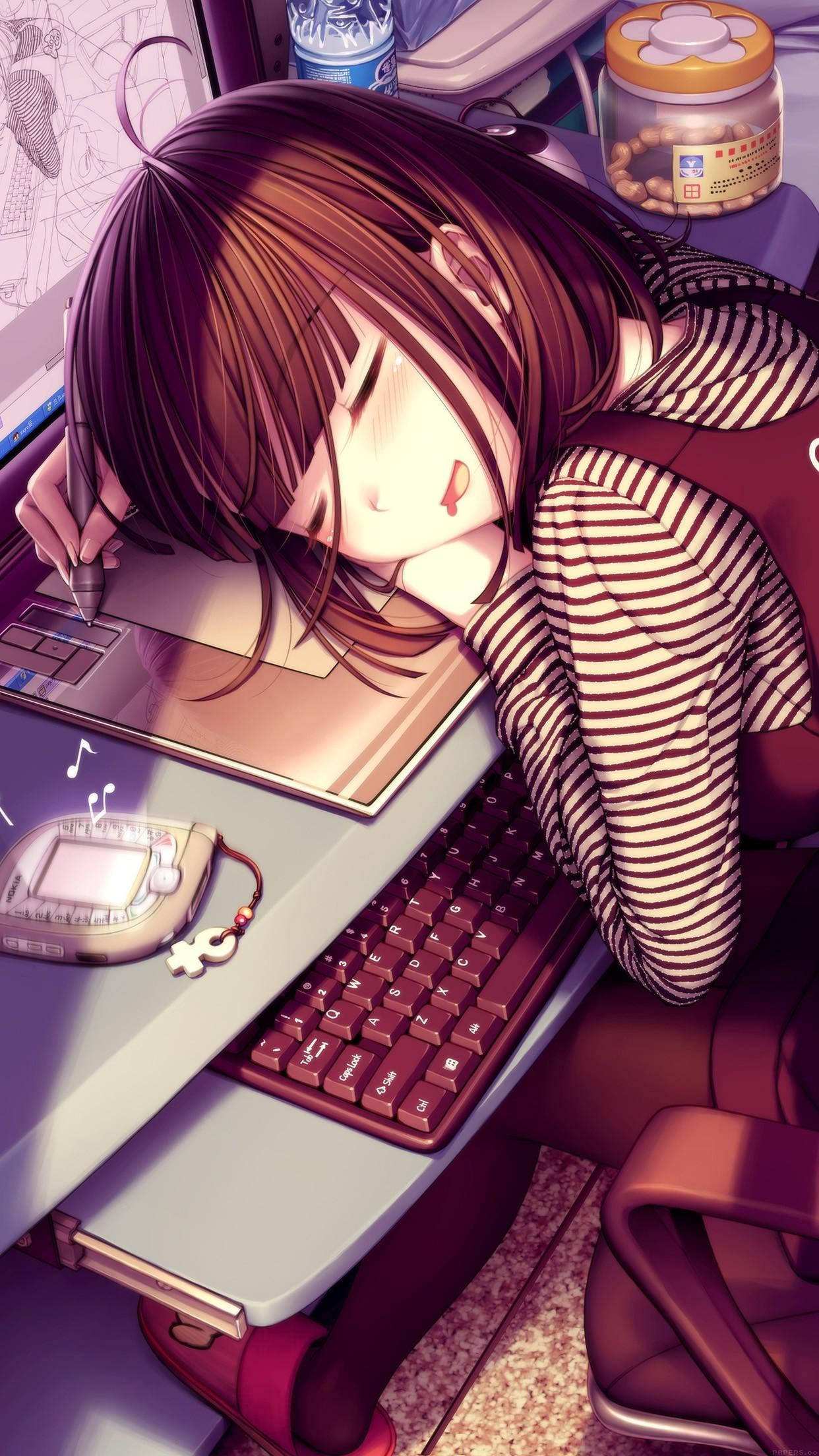 Anime Girl Phone 桌布 壁紙 — 一個疲倦的棕色頭髮動漫女孩在書桌上睡著了，旁邊有鍵盤和繪圖板，周圍是零食和一個電子手錶。