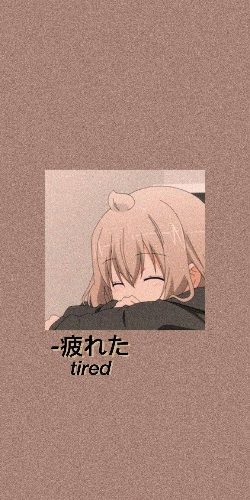 動漫女孩 桌布 壁紙 — 一個疲倦的粉紅色頭髮動漫女孩，在柔和的棕色背景上將頭靠在手臂上。