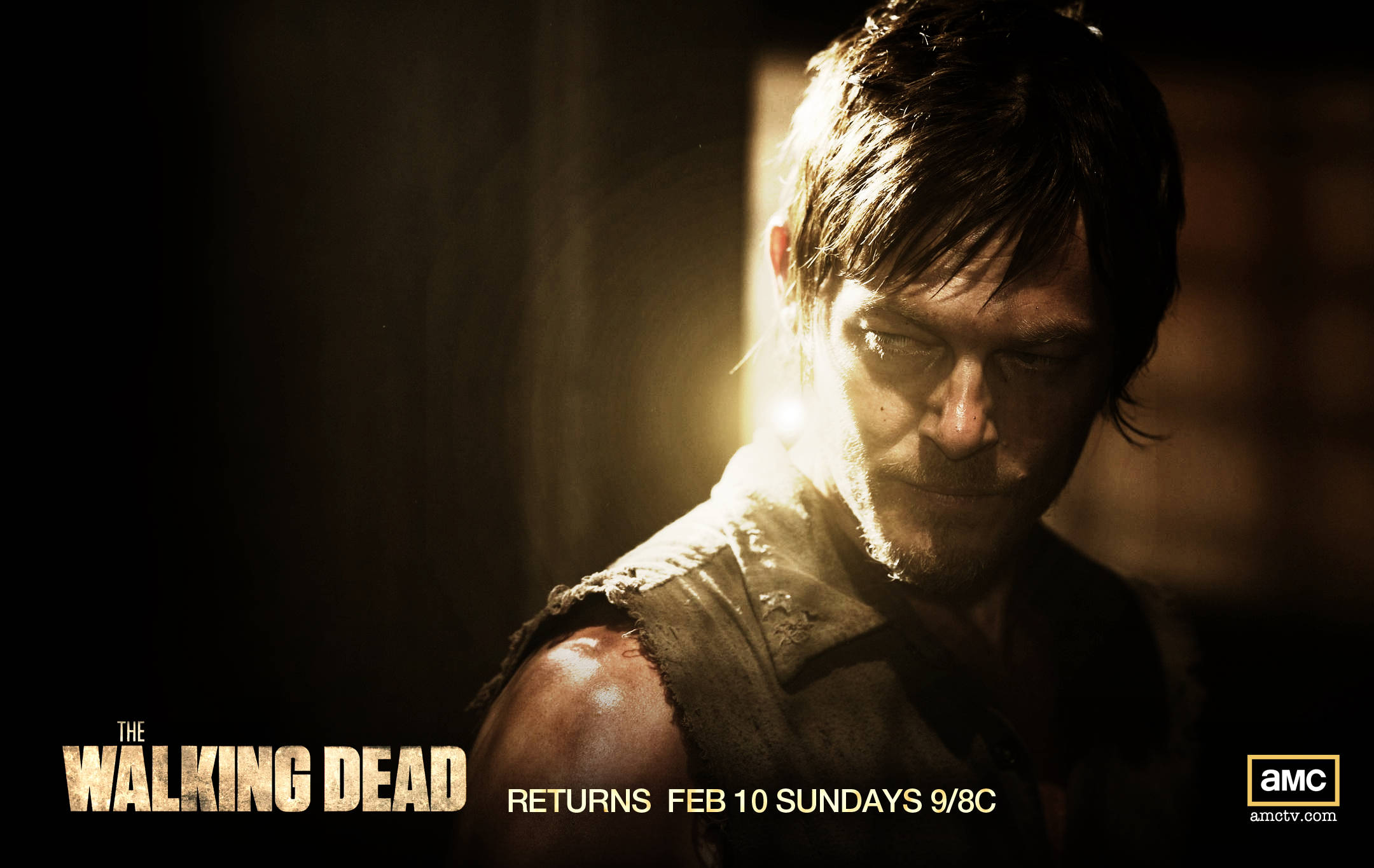Walking Dead Daryl 桌布 壁紙 — 一個疲憊男人的粗糙特寫，頭髮在陽光下閃耀，鬍渣明顯，背景陰暗，燈光效果戲劇化。