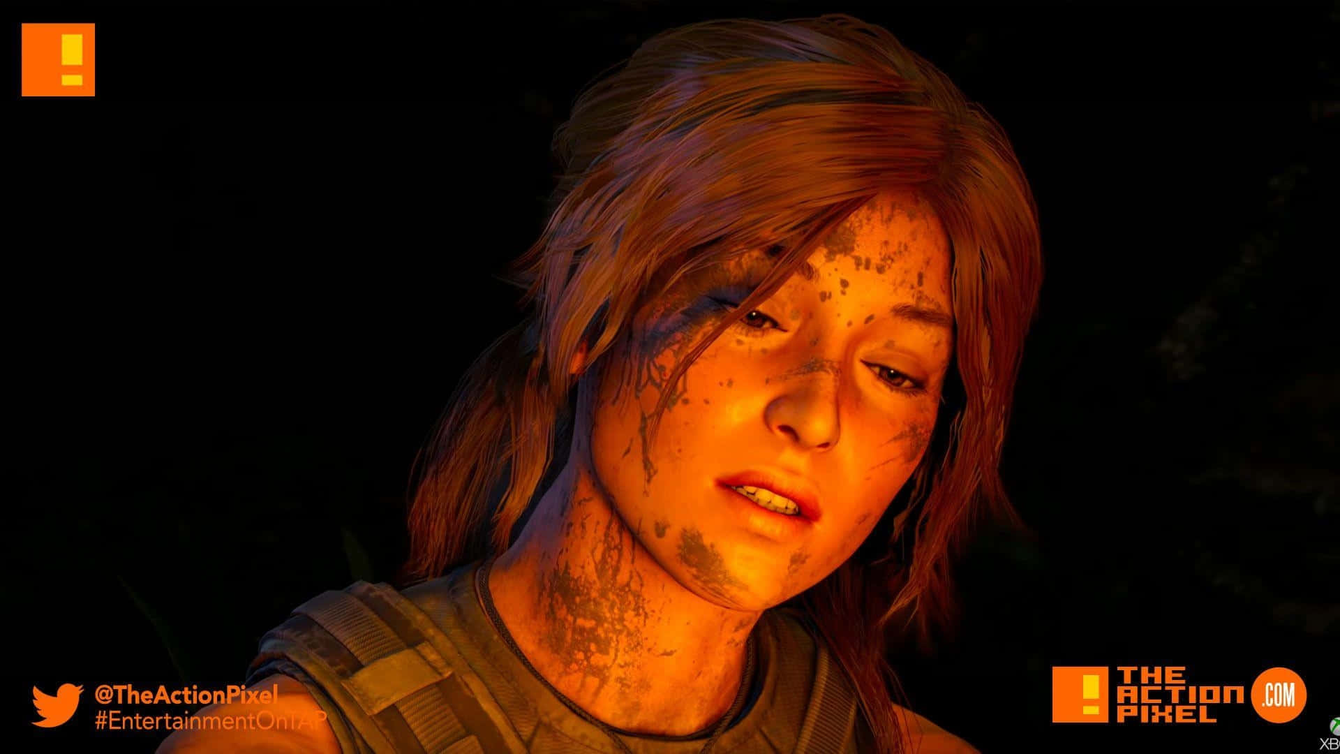 1080p Shadow Of The Tomb Raider 桌布 壁紙 — 一個疲憊的冒險家近距離特寫，臉上沾滿灰塵，在溫暖的橙色燈光下，背景黑暗。