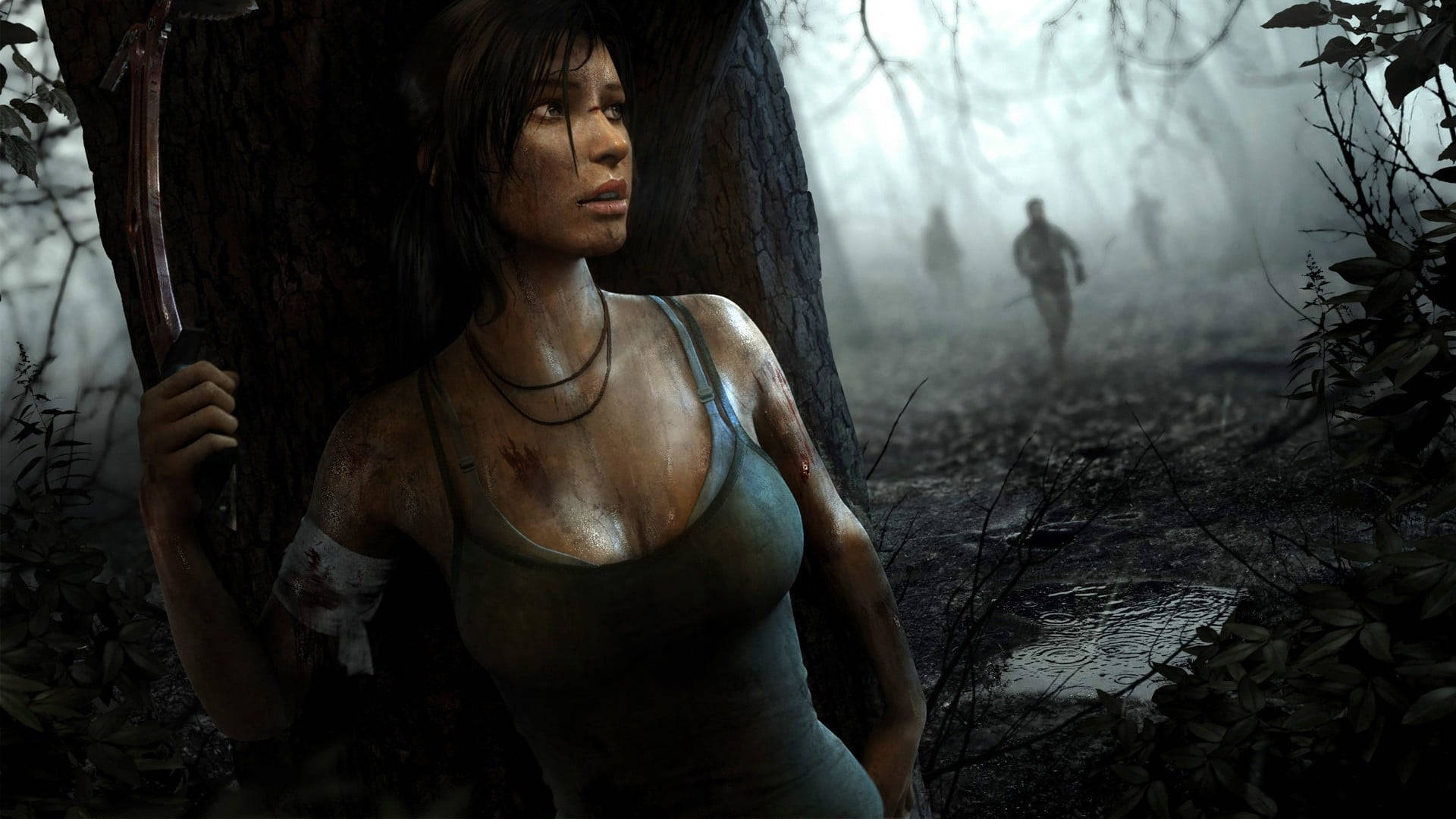Rise Of The Tomb Raider 桌布 壁紙 — 一個疲憊的冒險者靠在一棵樹上，身處迷霧籠罩的叢林，陰影般的身影穿過霧氣逼近。