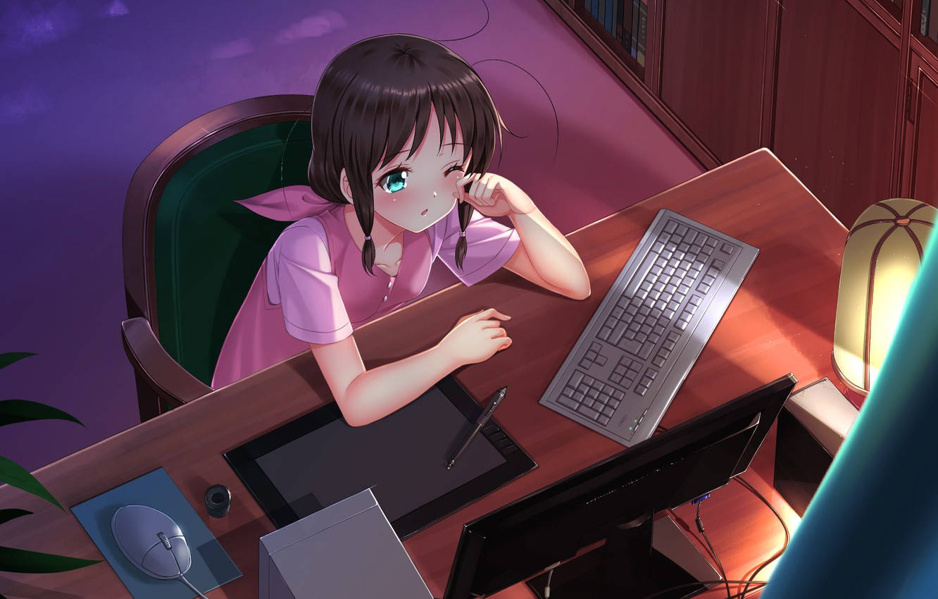 動漫女孩 桌布 壁紙 — 一個疲憊的動漫女孩，有著藍綠色眼睛，在溫暖燈光照亮的木桌上用手托著頭休息。