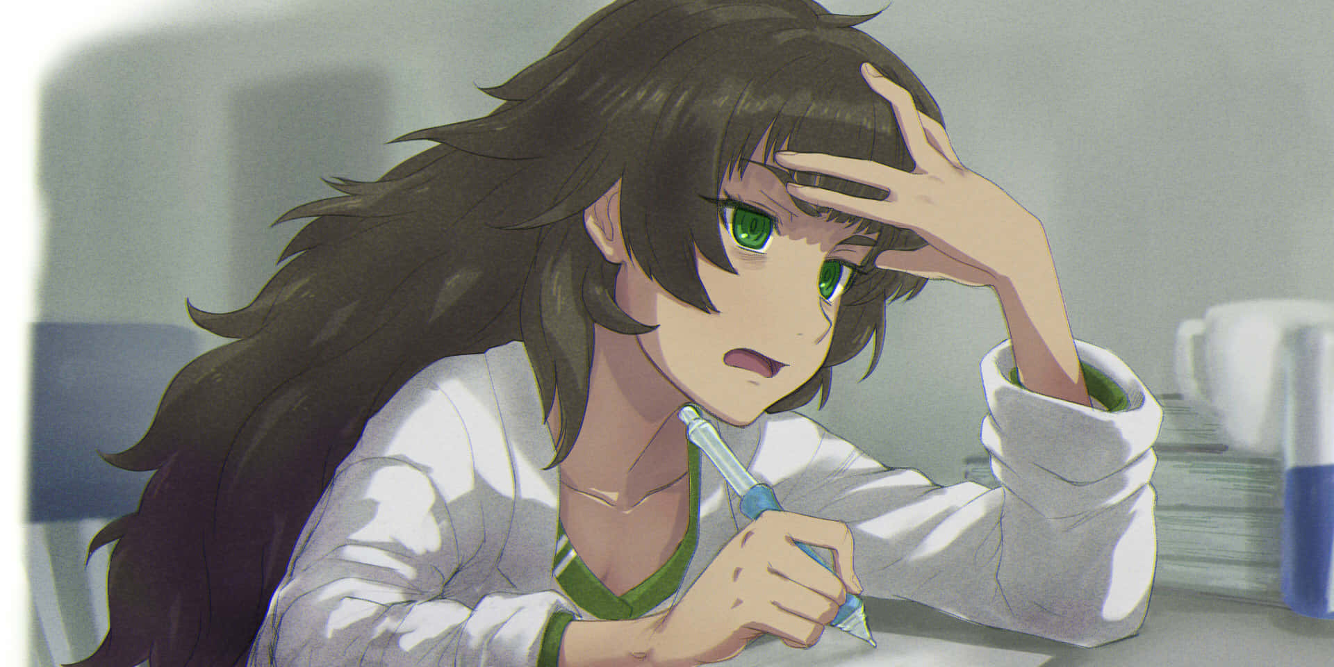 Maho Hiyajo 桌布 壁紙 — 一個疲憊的動漫女孩，綠色眼睛，深色頭髮，在書桌前用手托著頭，手裡拿著筆。