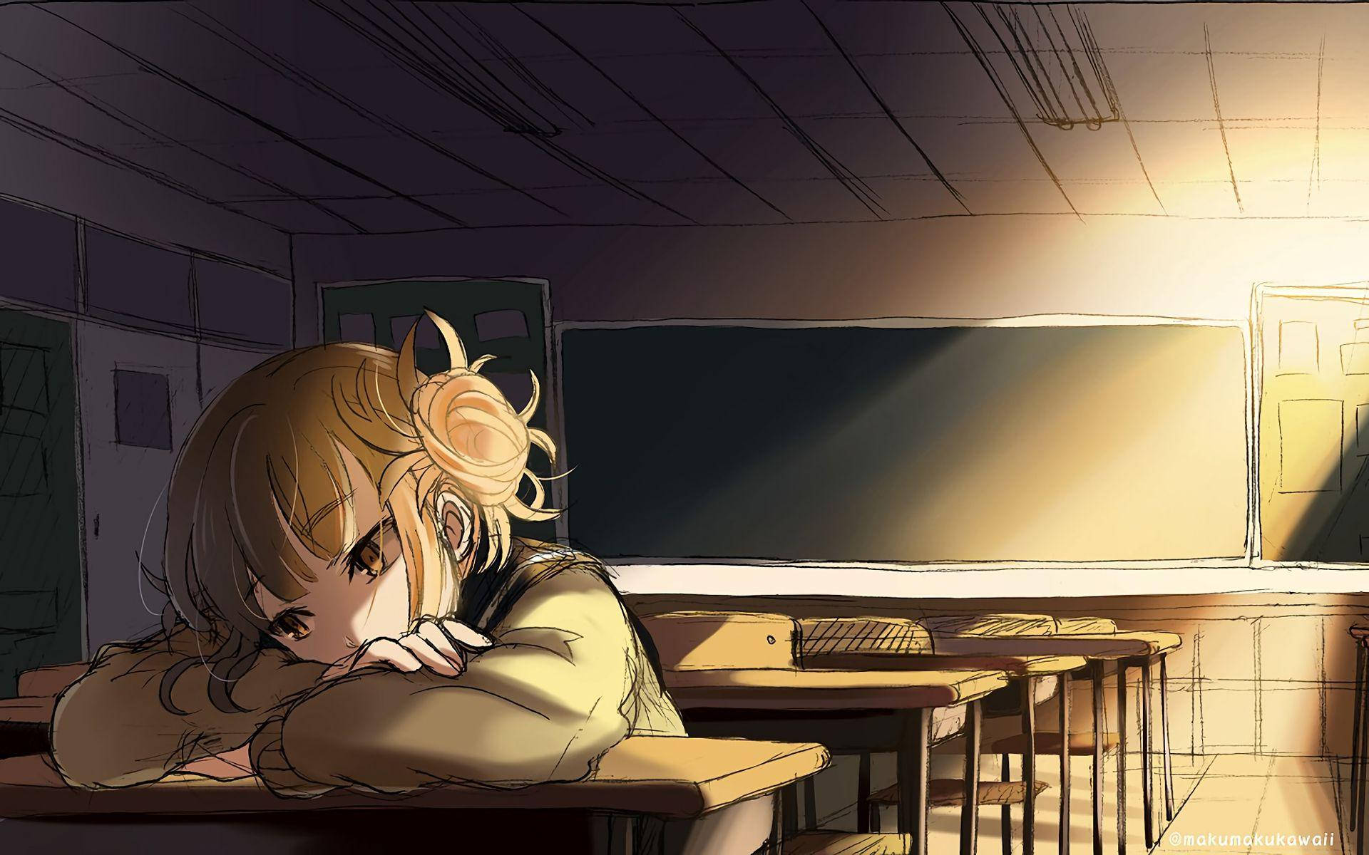 Toga 桌布 壁紙 — 一個疲憊的動漫女孩在空無一人的教室裡，沐浴在溫暖的陽光下，將頭靠在手臂上休息。