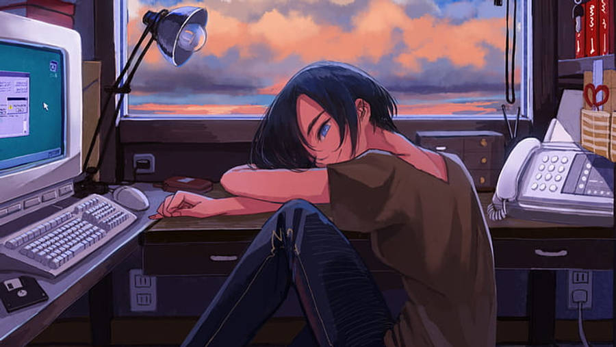 Anime Laptop 桌布 壁紙 — 一個疲憊的動漫女孩將頭靠在雜亂的桌子上，溫暖的夕陽從她身後的窗戶照進來。