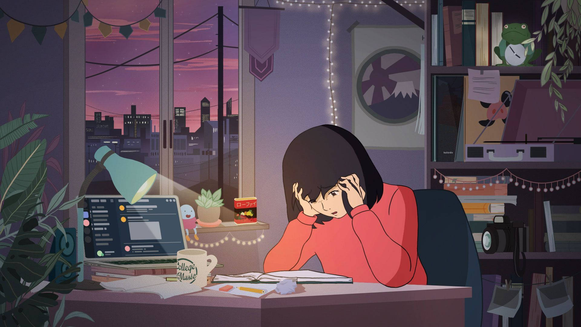 Study Aesthetic 桌布 壁紙 — 一個疲憊的動漫女孩穿著紅色毛衣，在發光的燈下將頭靠在手上，趴在雜亂的桌子上，紫色的夕陽透過窗戶照亮了城市的天際線。